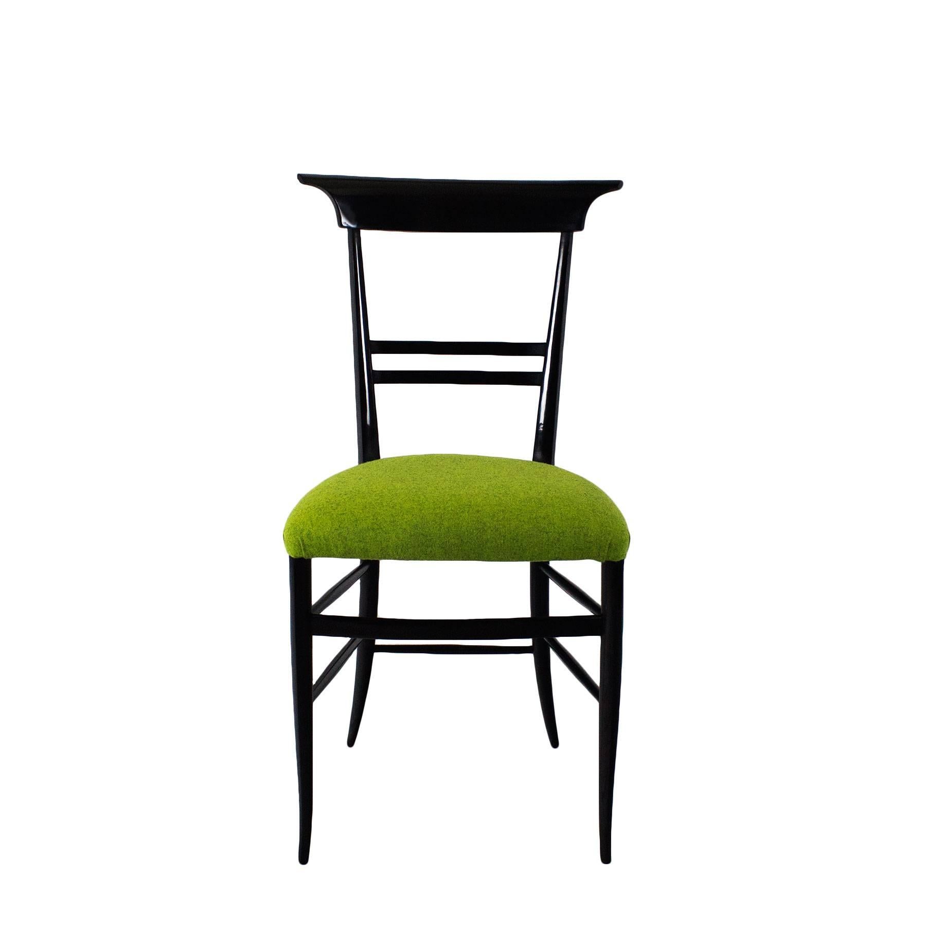 Elegante coppia di sedie in mogano tinto, lucidatura francese. Nuova tappezzeria in lana verde screziata di nero.

Italia, circa 1940

Misure: Altezza della seduta 48 cm.