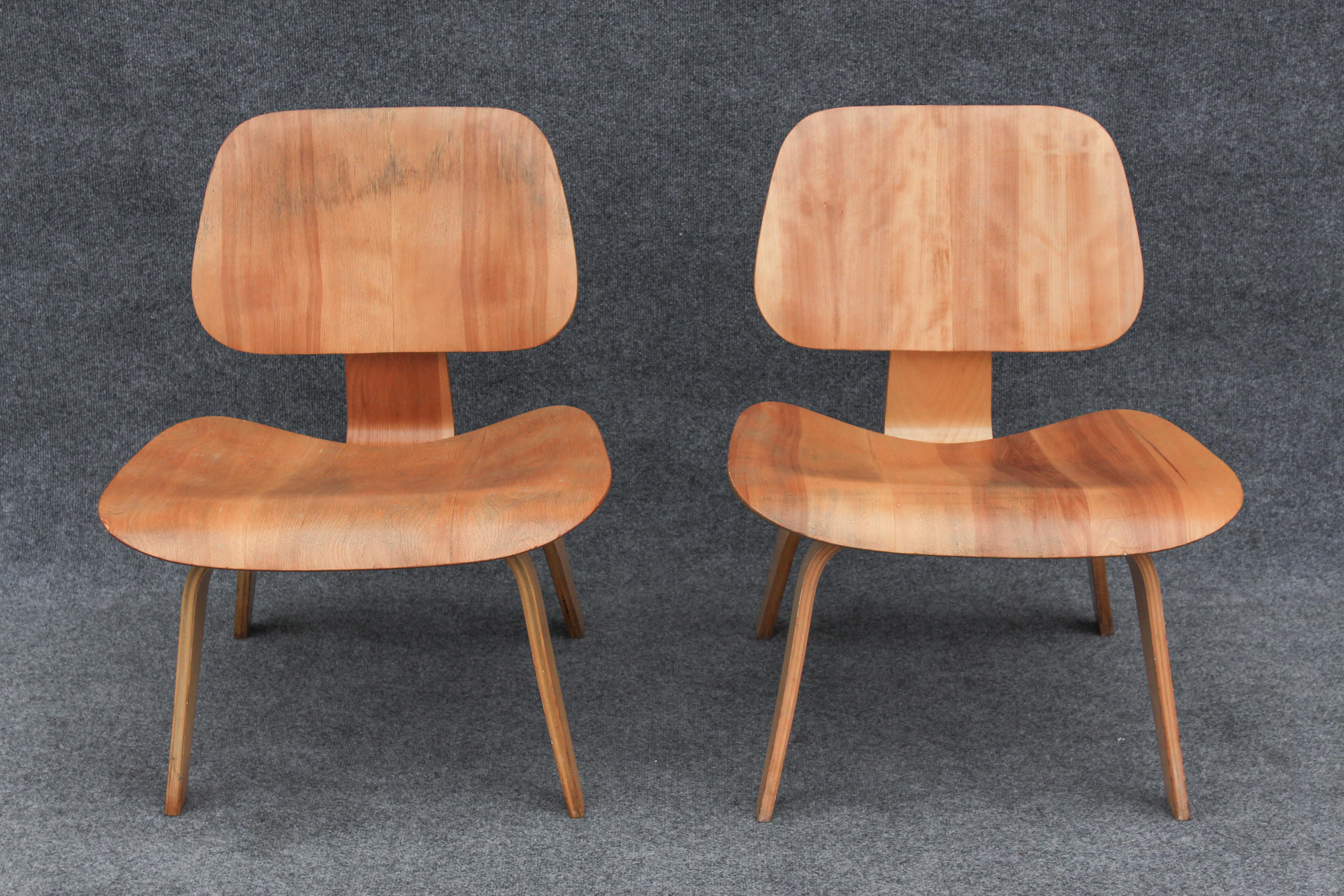 Conçue à la fin des années 1940 par Charles Eames, cette chaise s'est imposée dans le design du milieu du siècle comme très peu d'autres pièces. Les premiers modèles de ce type sont difficiles à trouver et sont très rarement en aussi bon état, car
