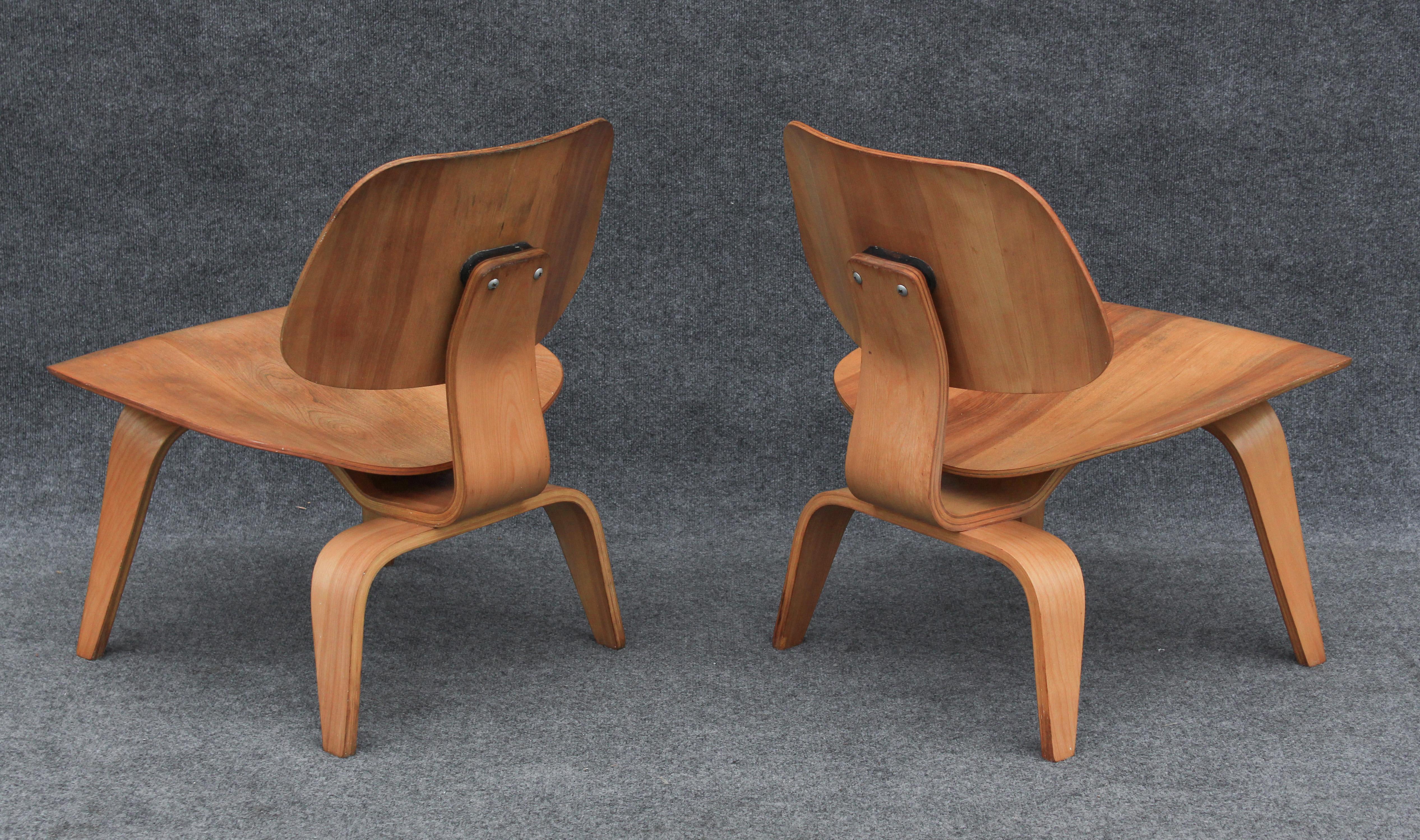 Moulé Paire de fauteuils de salon Charles Eames pour Herman Miller Lcw des années 1940 en bouleau en vente