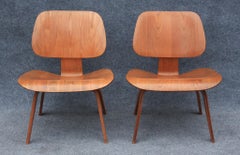Coppia di sedie da salotto Charles Eames per Herman Miller LCW in Oak degli anni '40