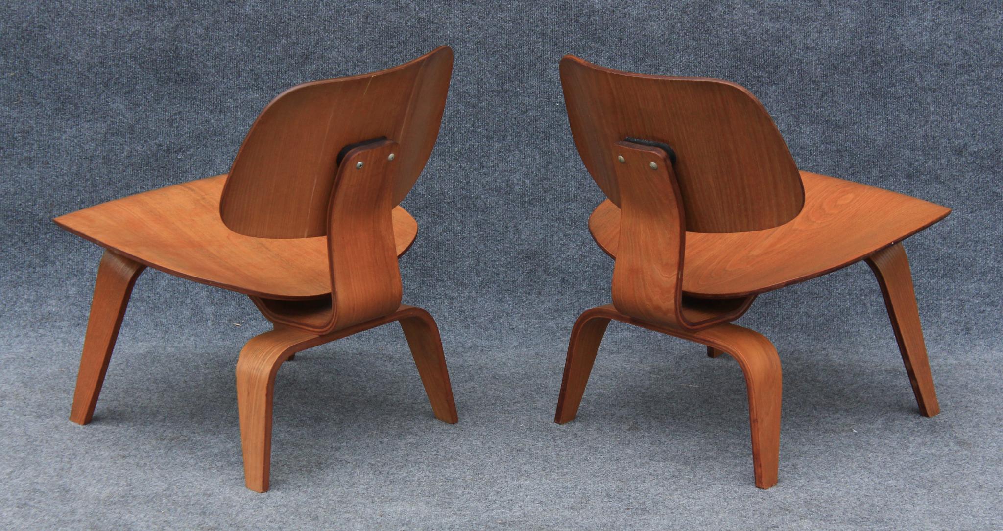 American 1940s Pair of Early Charles Eames for Herman Miller LCW Lounge Chairs in Oak For Sale