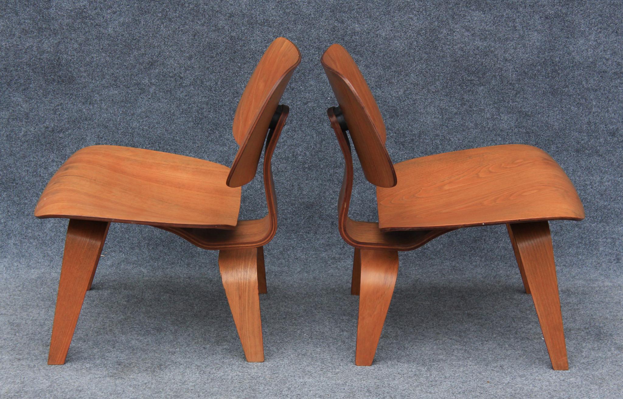 Molded 1940s Pair of Early Charles Eames for Herman Miller LCW Lounge Chairs in Oak For Sale