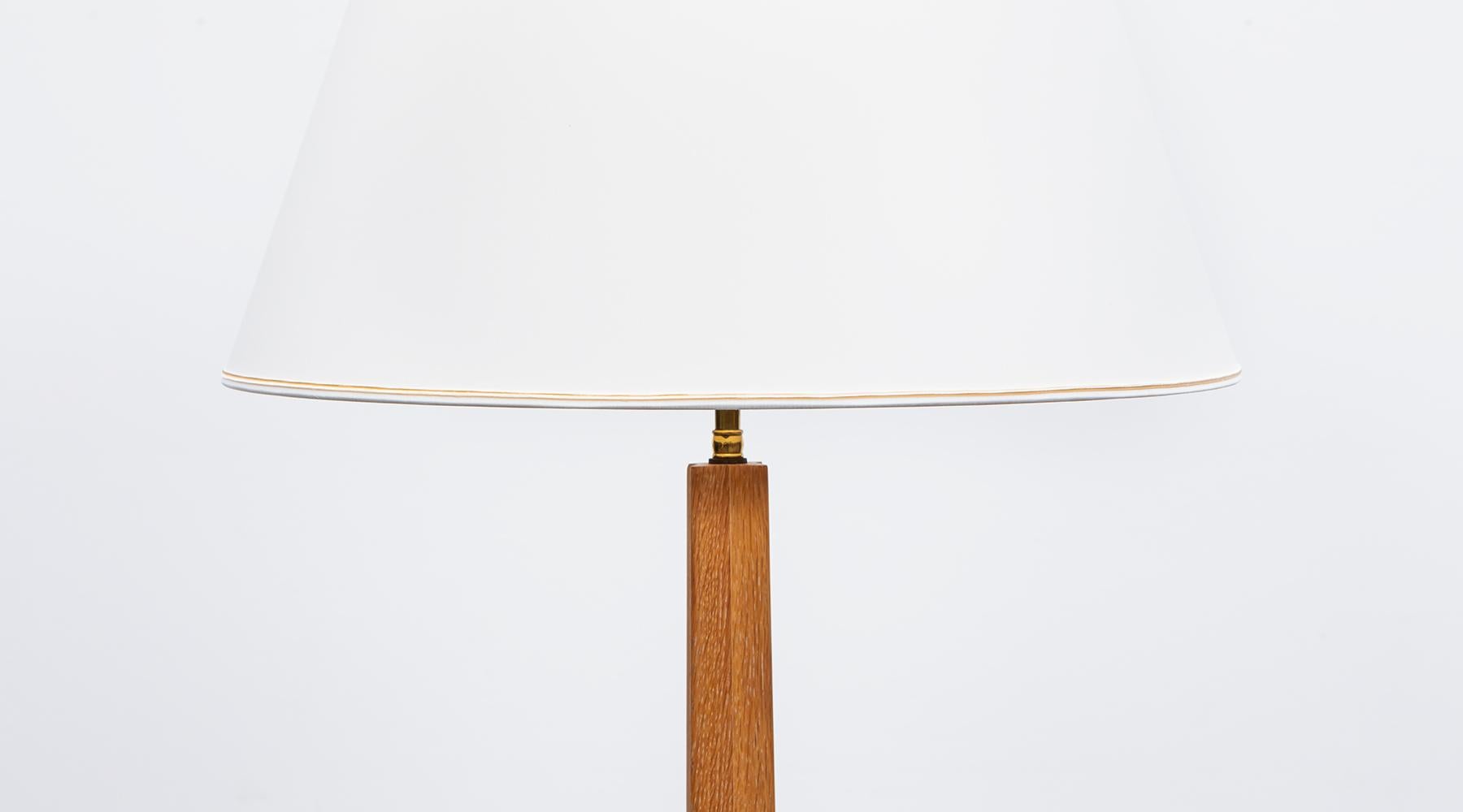 Tissu Paire de lampadaires des années 1940 par T.H. Stem, abat-jour récupéré, tige de chêne  en vente