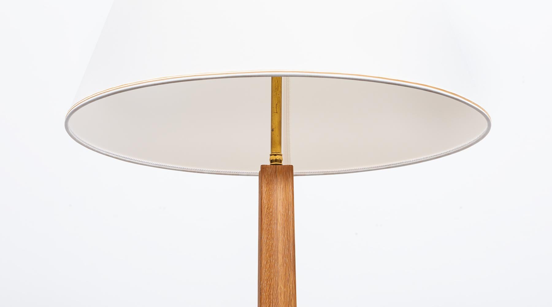 Paire de lampadaires des années 1940 par T.H. Stem, abat-jour récupéré, tige de chêne  en vente 1