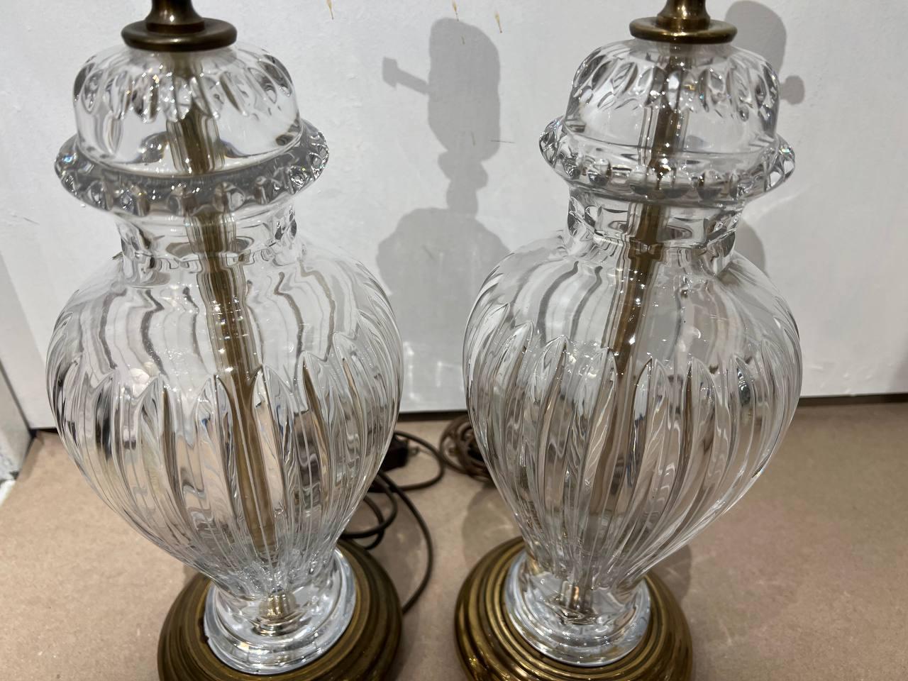 Français Paire de petites lampes de bureau françaises en cristal taillé des années 1940 en vente