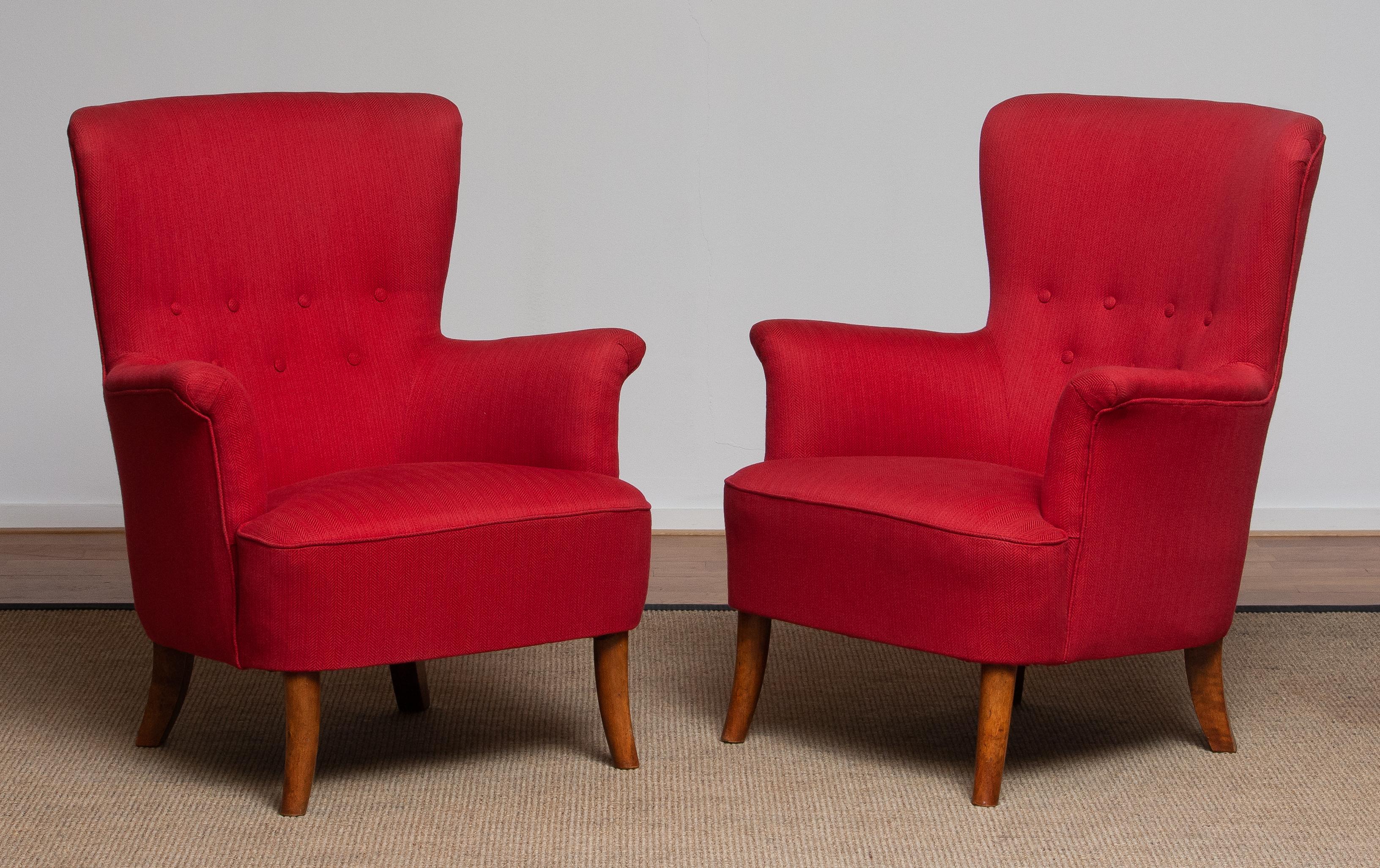 Beautiful set of two fuchsia / red easy / lounge chairs designed by Carl Malmsten for OH Sjögren, Sweden. The overall condition is good and clean. Period: 1940-1949.