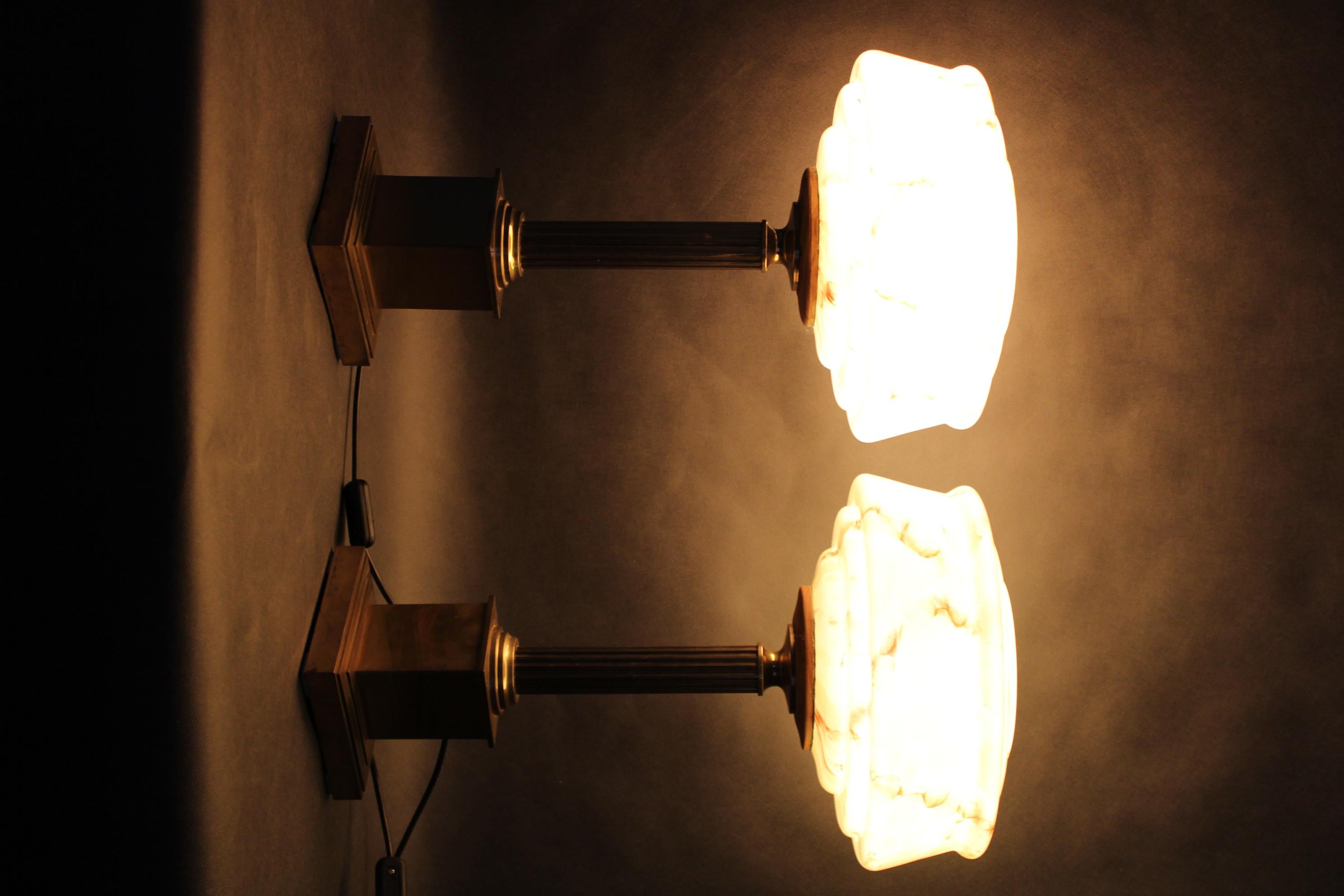 1940er Jahre Paar italienische restaurierte Messing-Tischlampen mit Glasschirmen im Angebot 5
