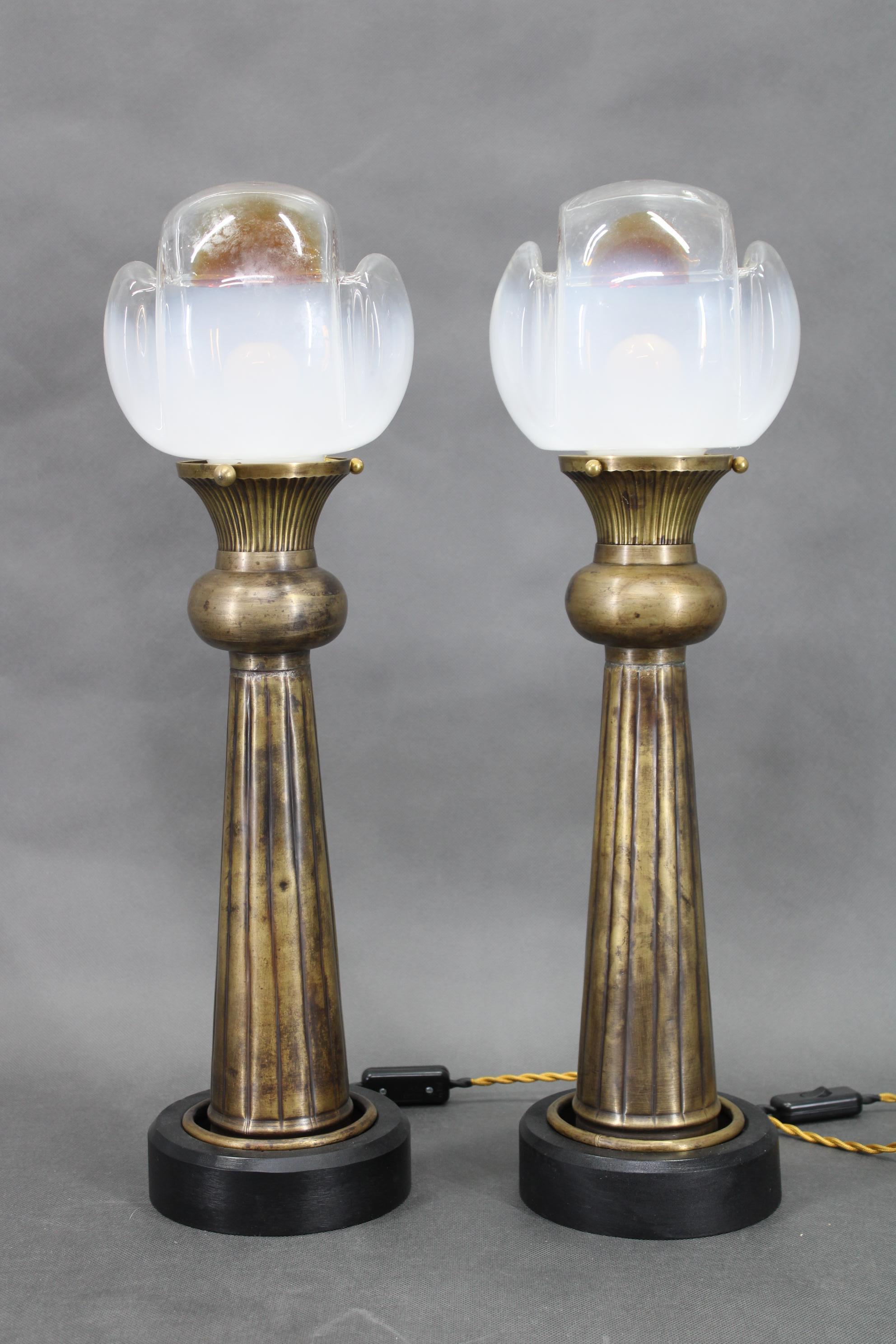 - Newly rewired  
- 2x E26-E27 bulb 
- US wiring compatible (US plug adapter includes) 