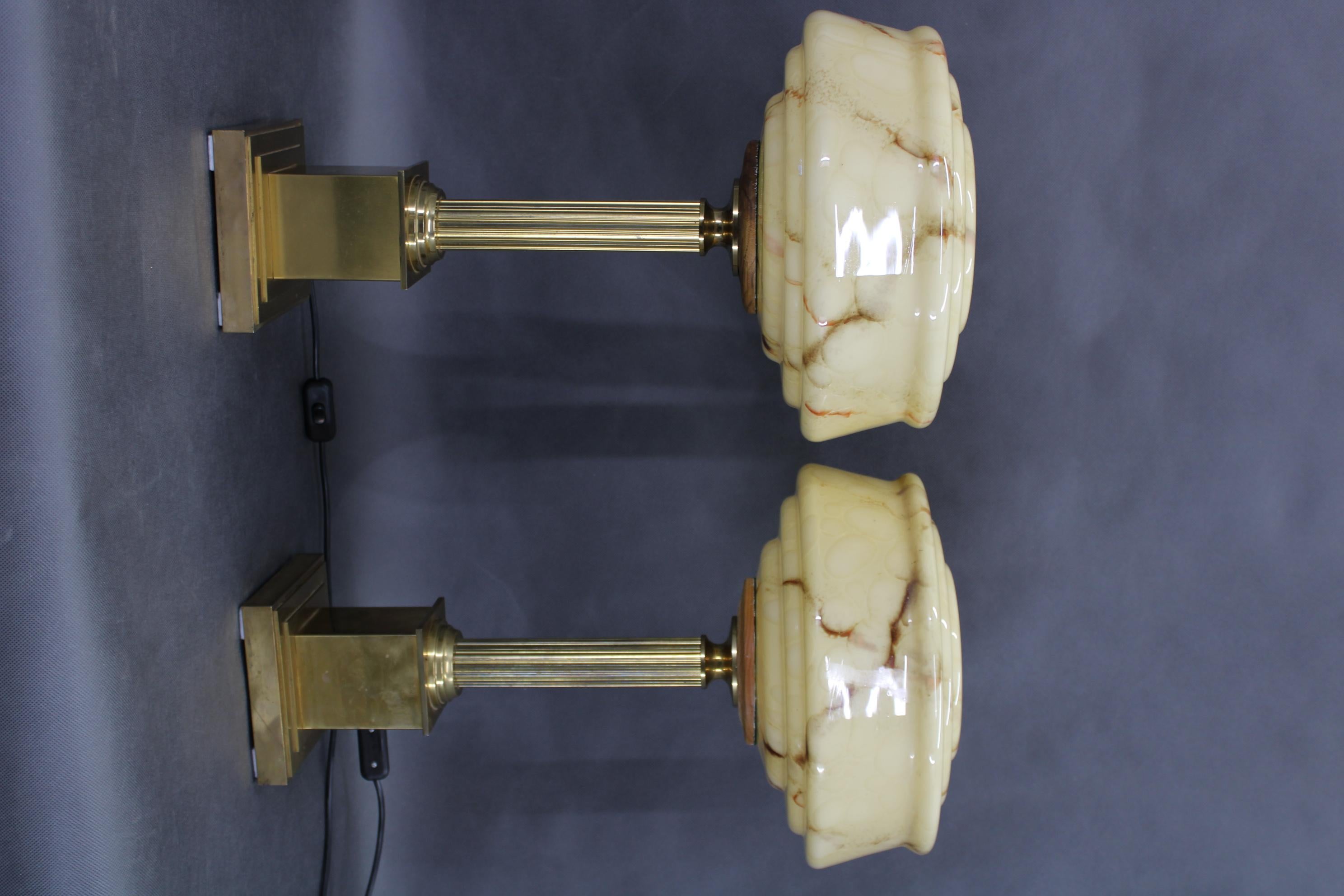 - Neu verkabelt  
- 2x E26-E27 Glühbirne 
- Kompatibel mit US-Verkabelung (US-Steckeradapter im Lieferumfang enthalten) 
- Neue Holzhalterung für Glasschirme 
- Der Glasschirm liegt ohne weitere Befestigung auf dem Holzhalter 