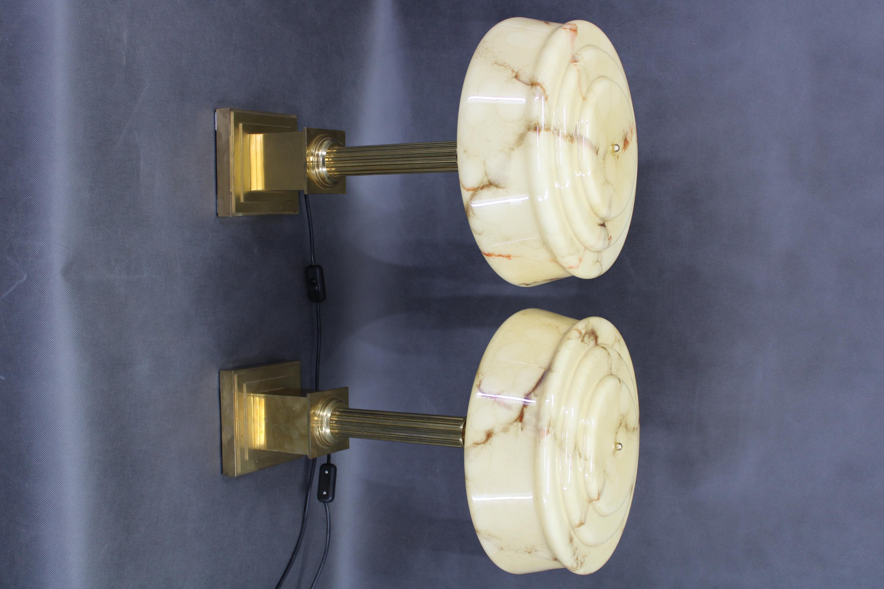 1940er Jahre Paar italienische restaurierte Messing-Tischlampen mit Glasschirmen (Art déco) im Angebot