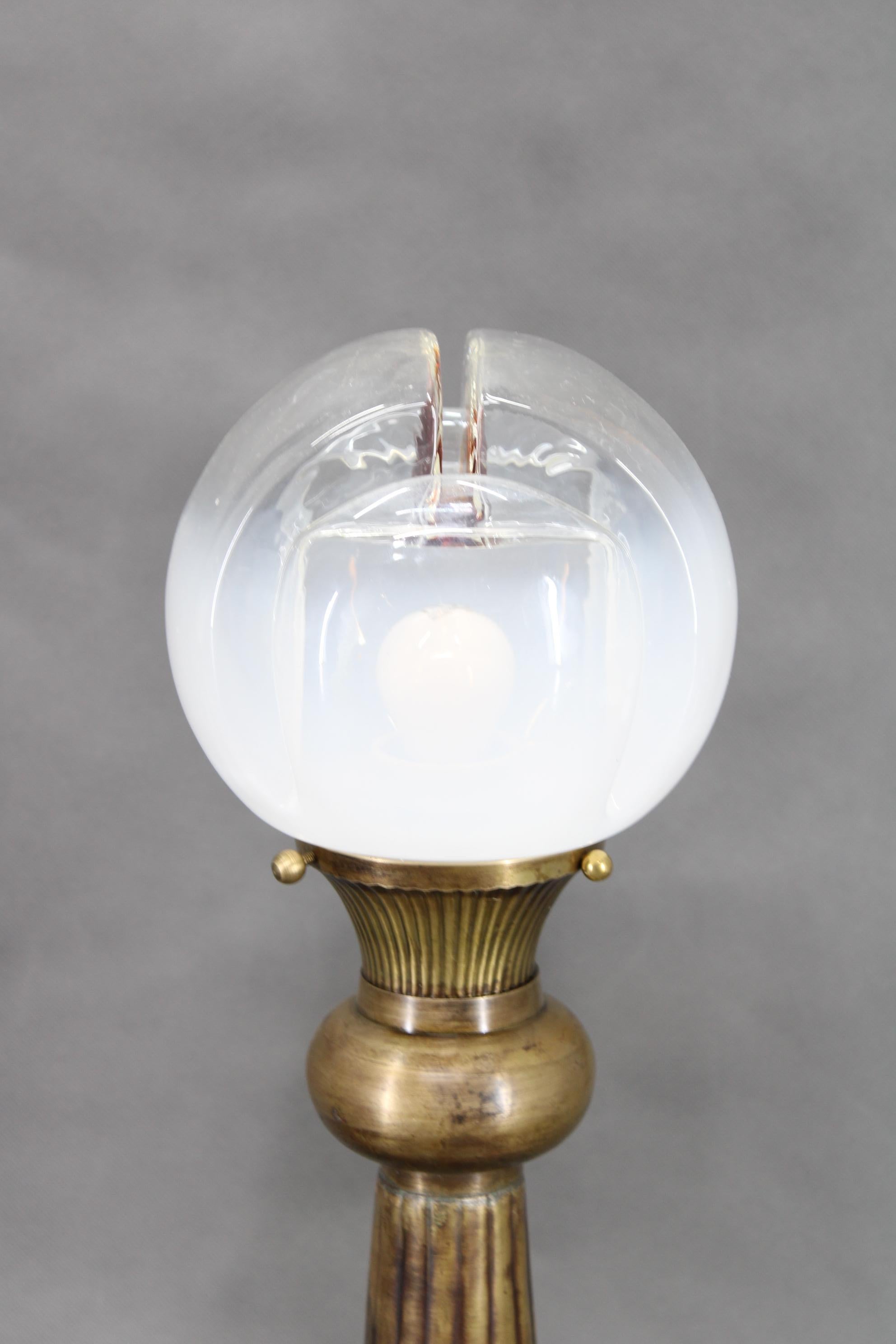 1940s Pair of Italian Restored Brass Table Lamps with Glass Shades For Sale 1