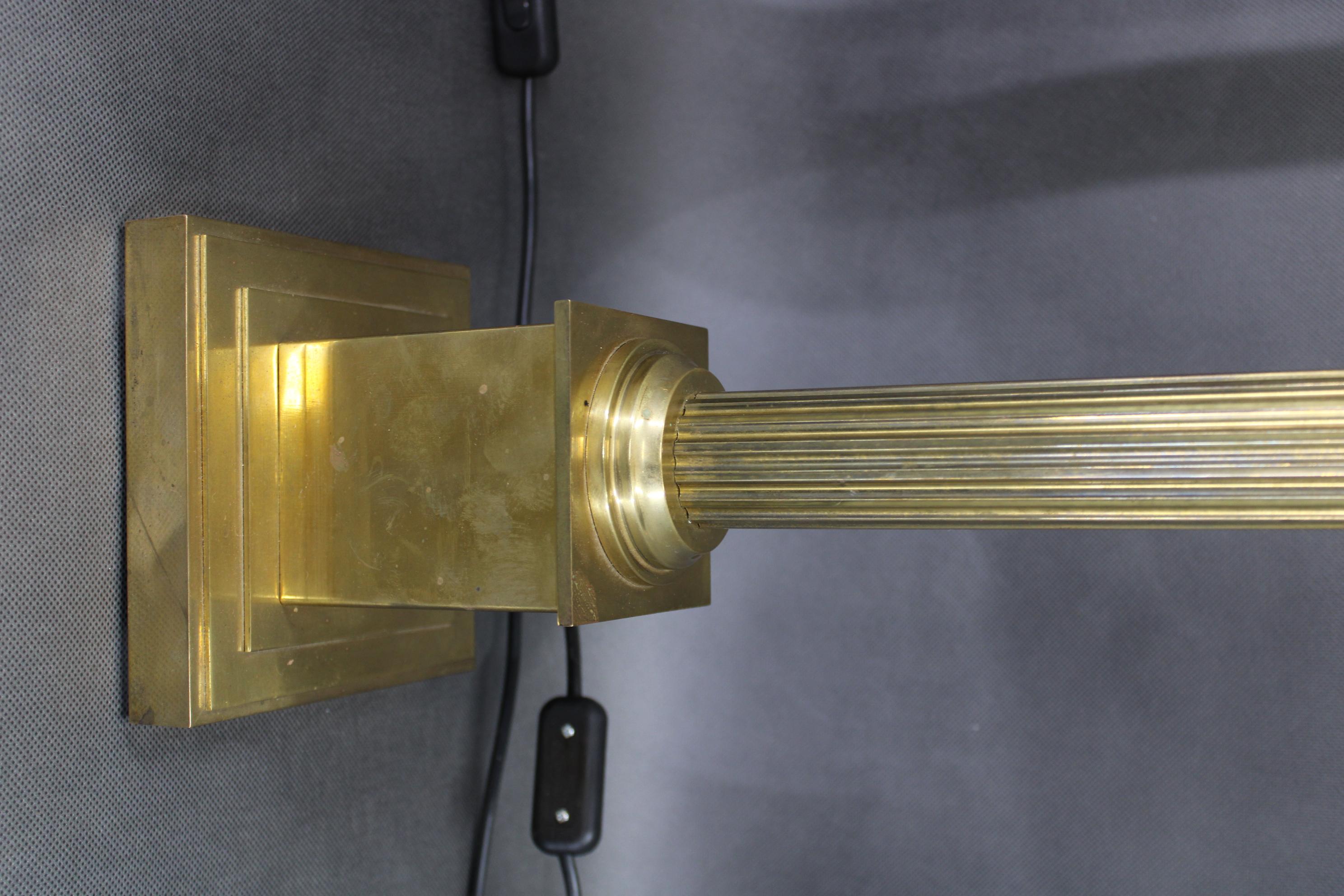 1940er Jahre Paar italienische restaurierte Messing-Tischlampen mit Glasschirmen (Mitte des 20. Jahrhunderts) im Angebot