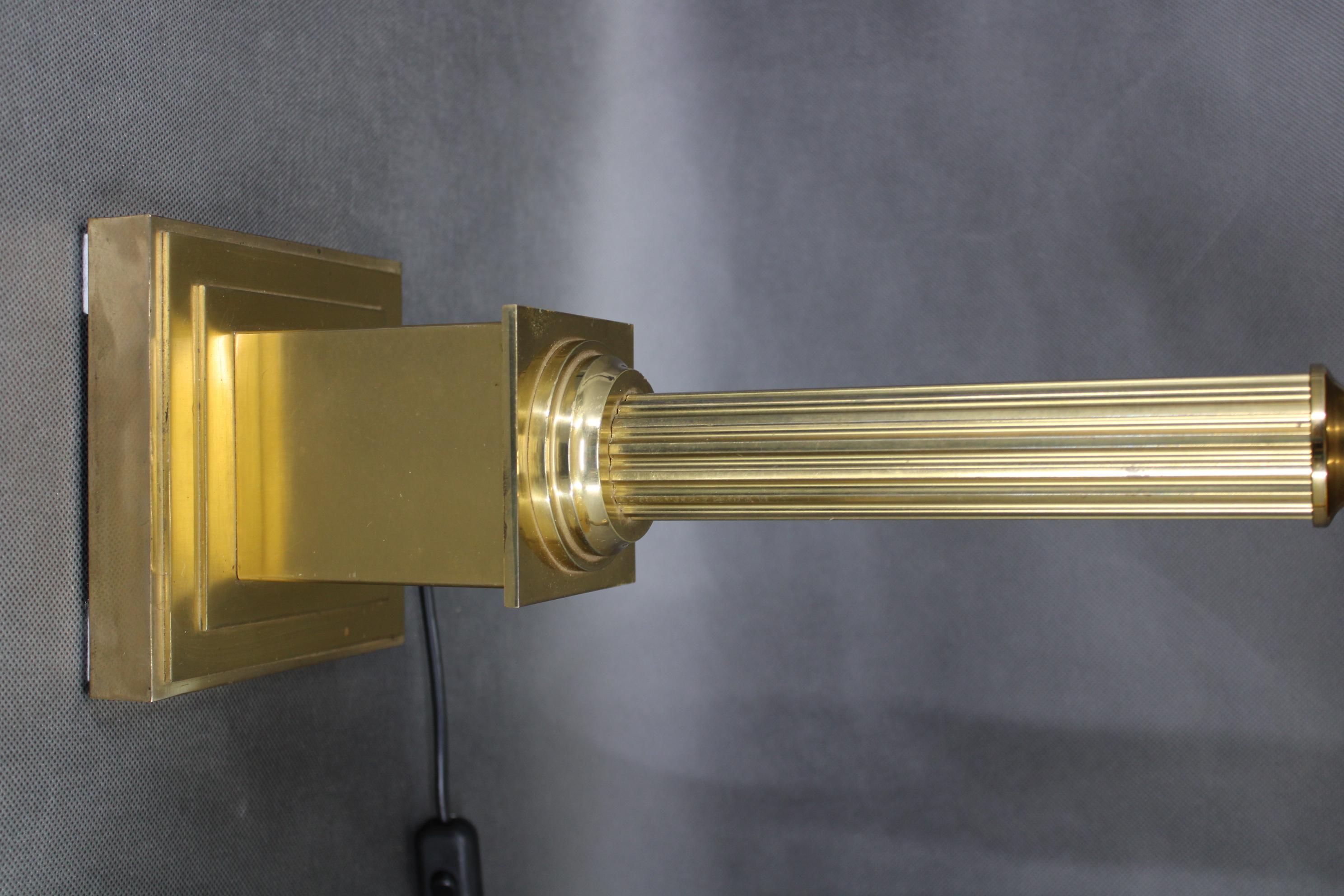 1940er Jahre Paar italienische restaurierte Messing-Tischlampen mit Glasschirmen im Angebot 1