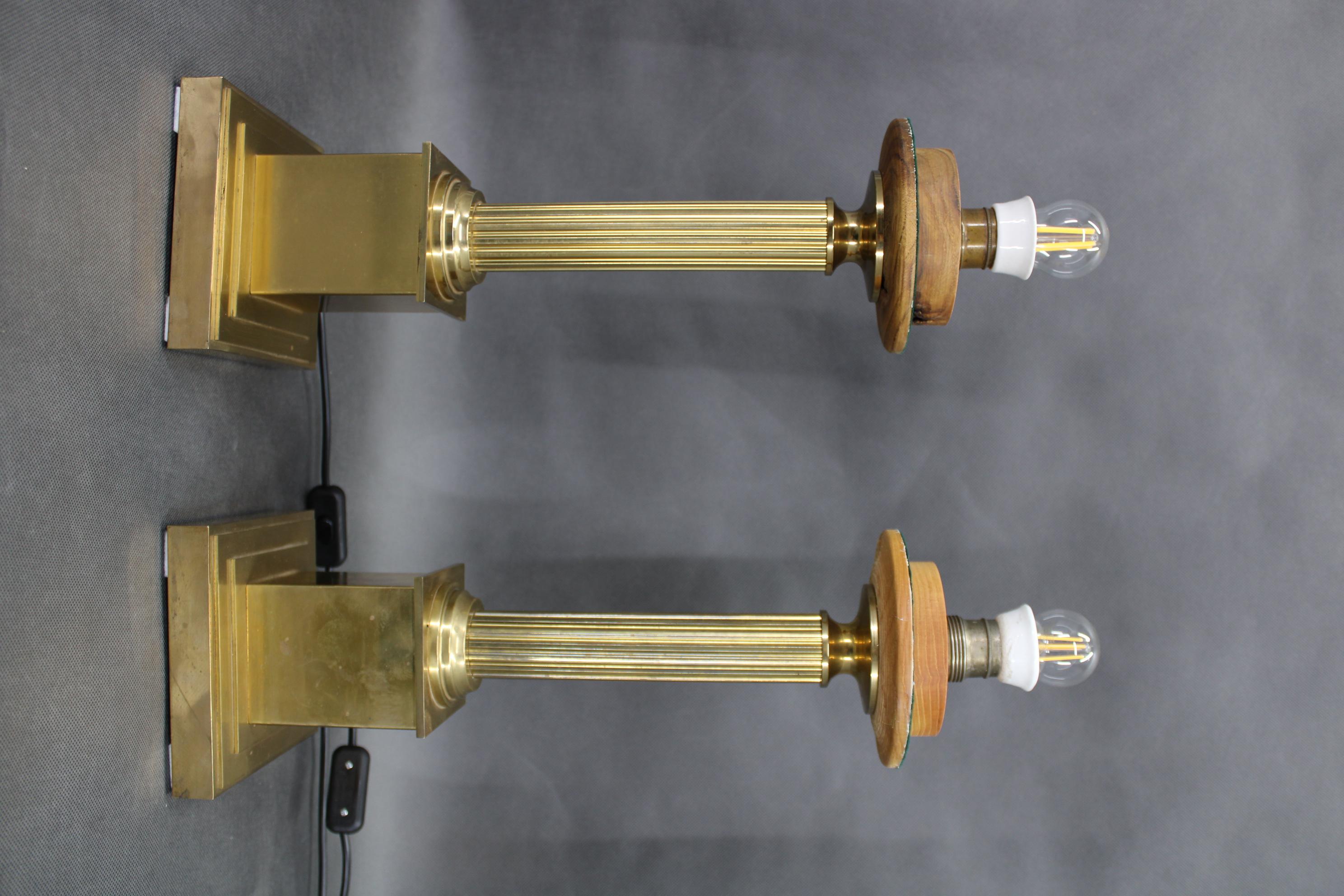1940er Jahre Paar italienische restaurierte Messing-Tischlampen mit Glasschirmen im Angebot 2