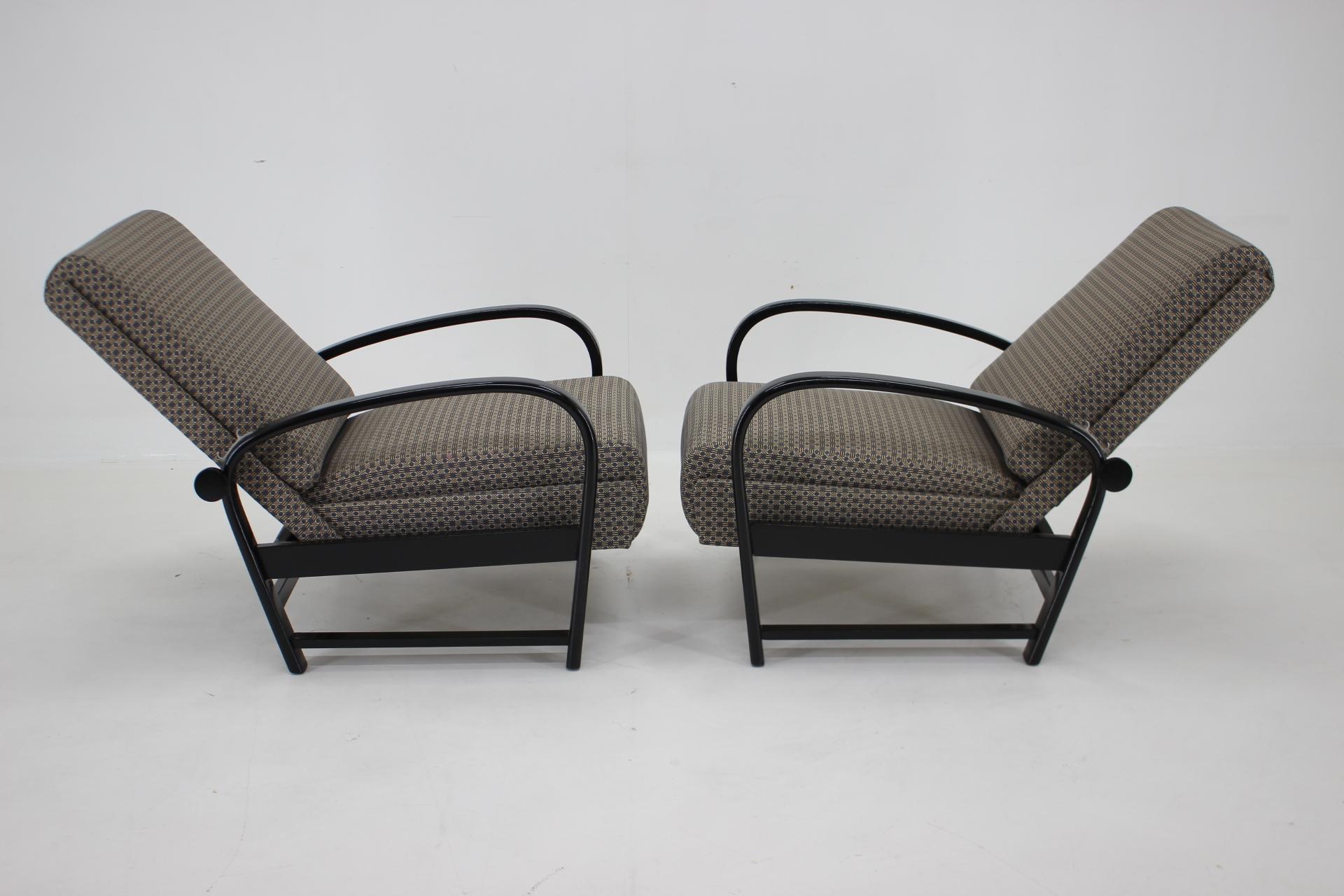 - Neu gepolstert 
- Neu lackierte Holzteile in schwarzer Farbe 
- Höhe des Sitzes 43 cm
- verstellbar 82 - 105 cm