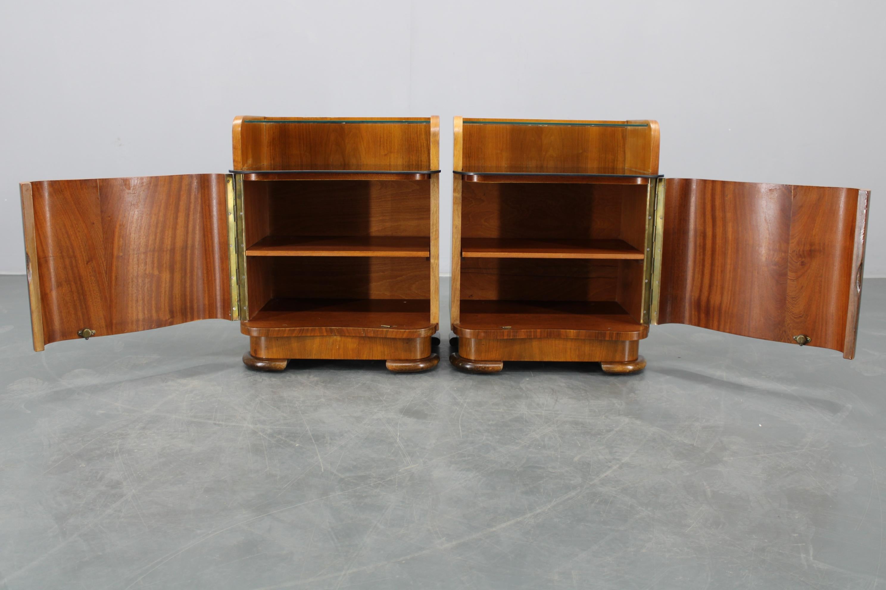 Paire de tables de nuit en noyer, Tchécoslovaquie, années 1940 en vente 3