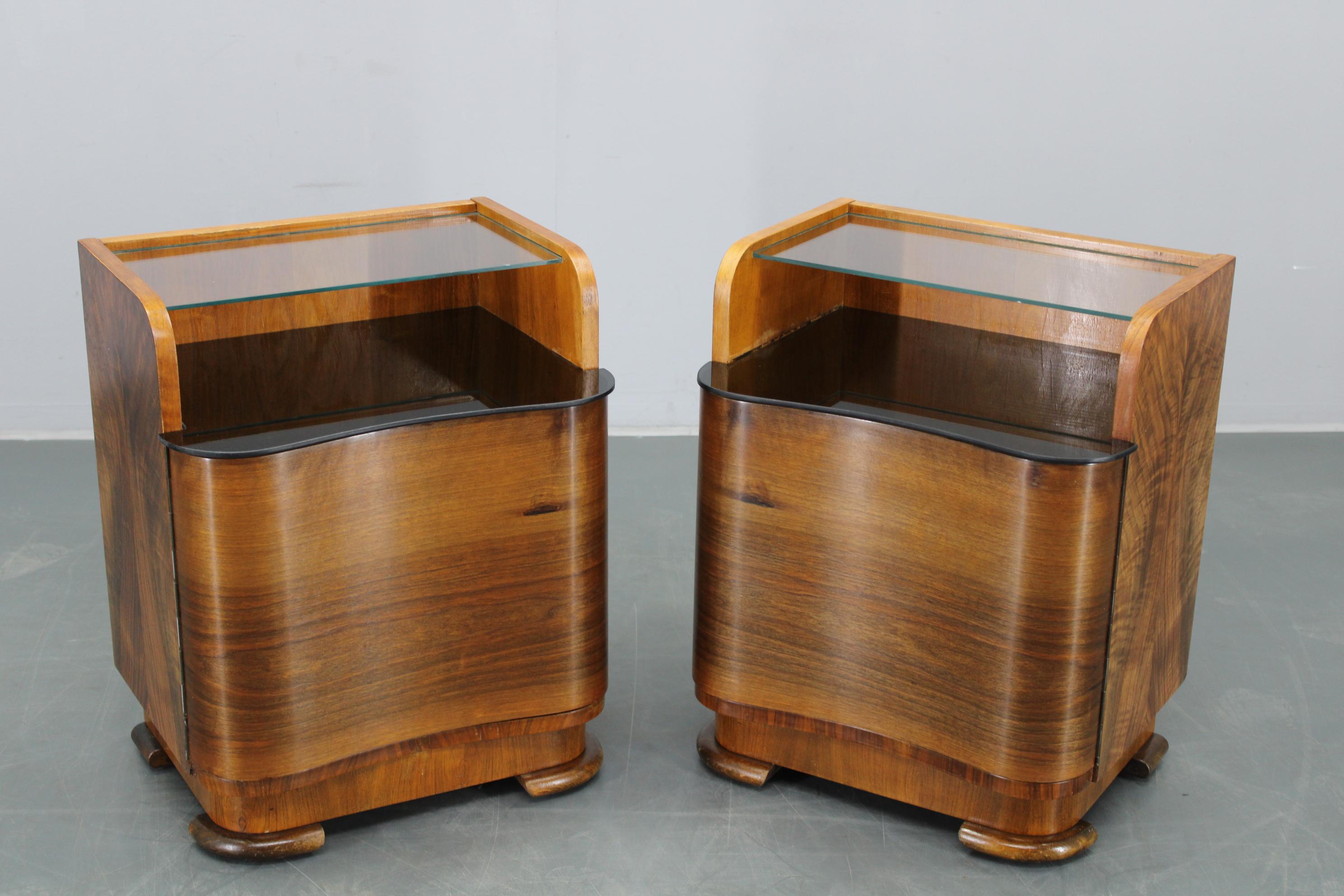 Paire de tables de nuit en noyer, Tchécoslovaquie, années 1940 en vente 4