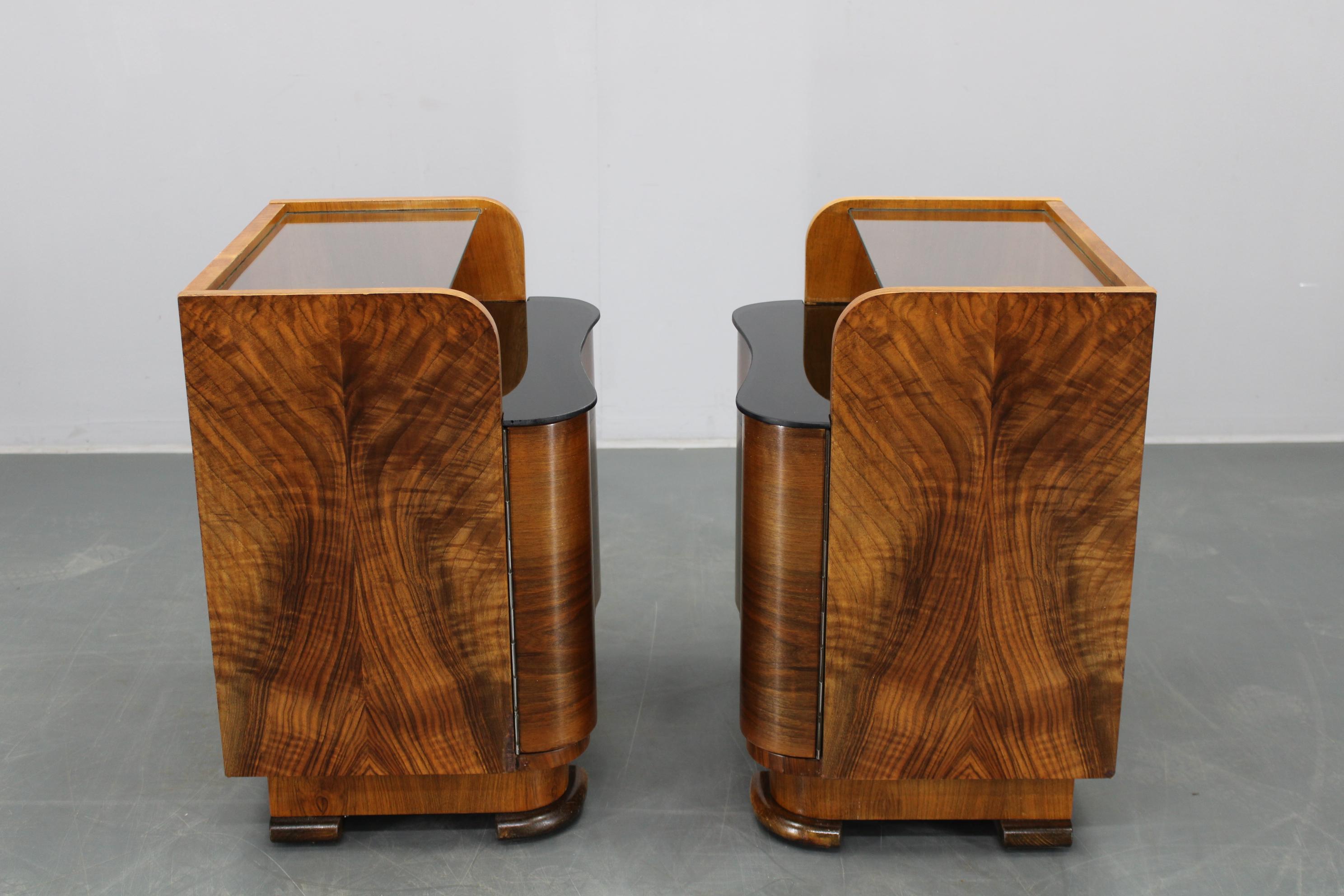 Paire de tables de nuit en noyer, Tchécoslovaquie, années 1940 en vente 5
