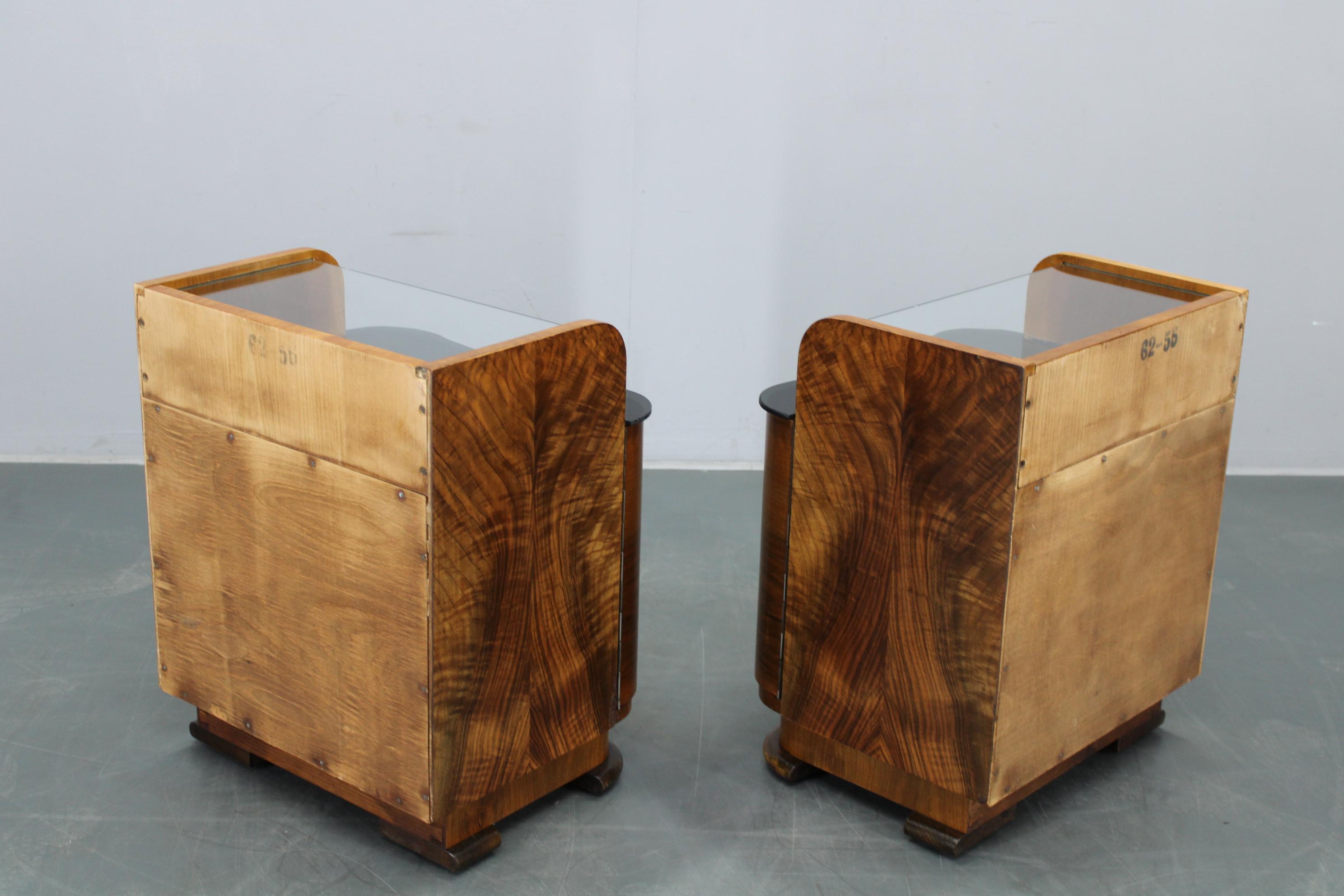 Paire de tables de nuit en noyer, Tchécoslovaquie, années 1940 en vente 6