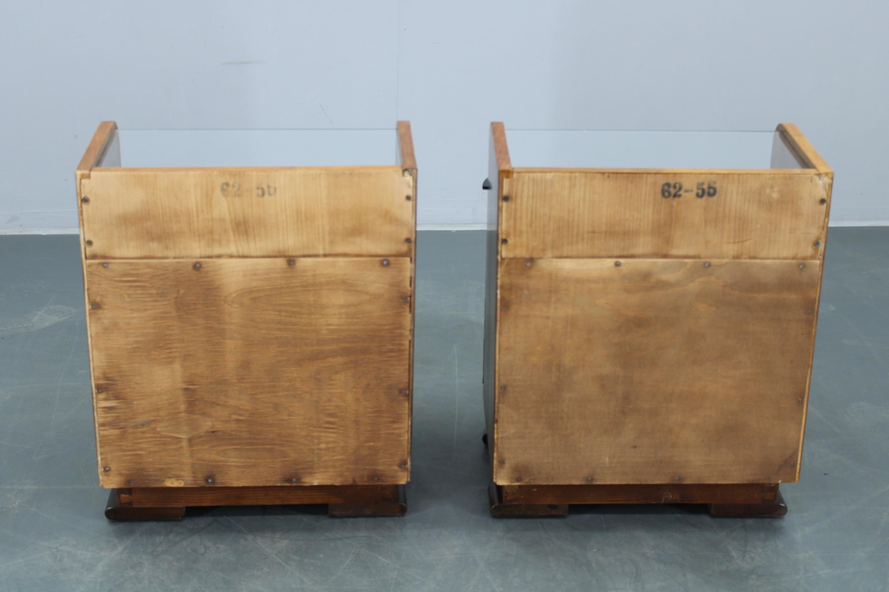 Paire de tables de nuit en noyer, Tchécoslovaquie, années 1940 en vente 7