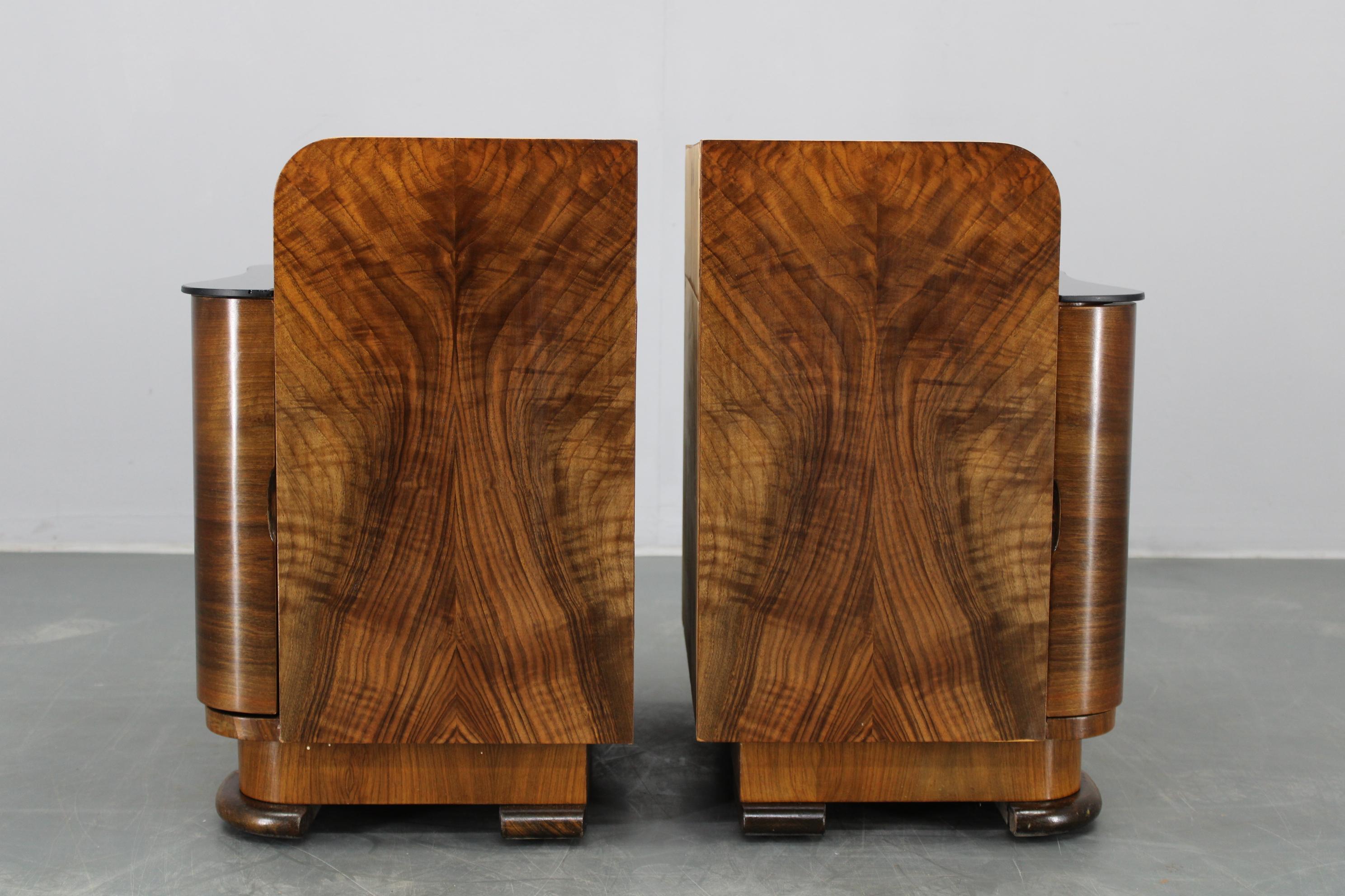 Paire de tables de nuit en noyer, Tchécoslovaquie, années 1940 en vente 8