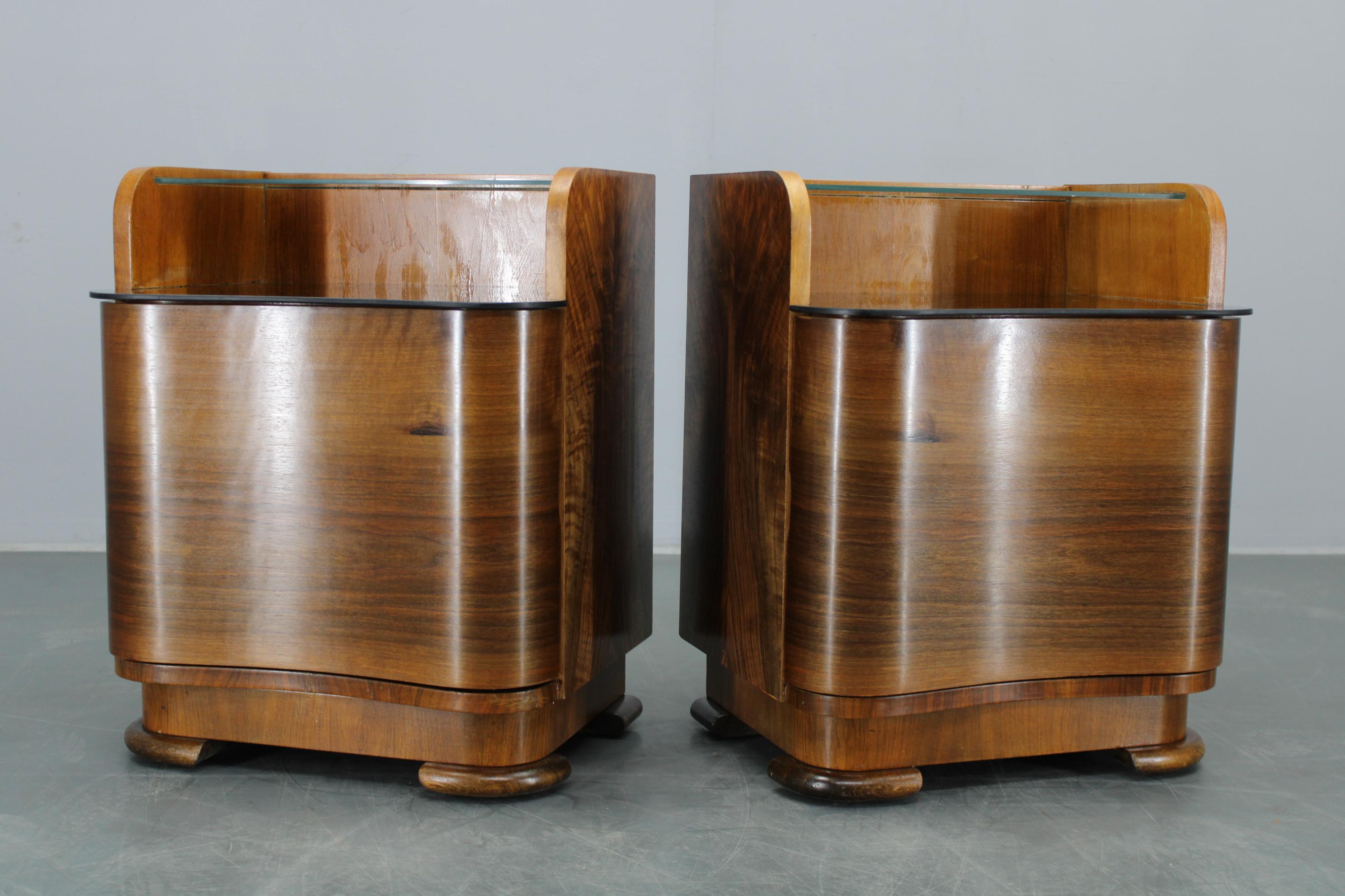 Paire de tables de nuit en noyer, Tchécoslovaquie, années 1940 en vente 9