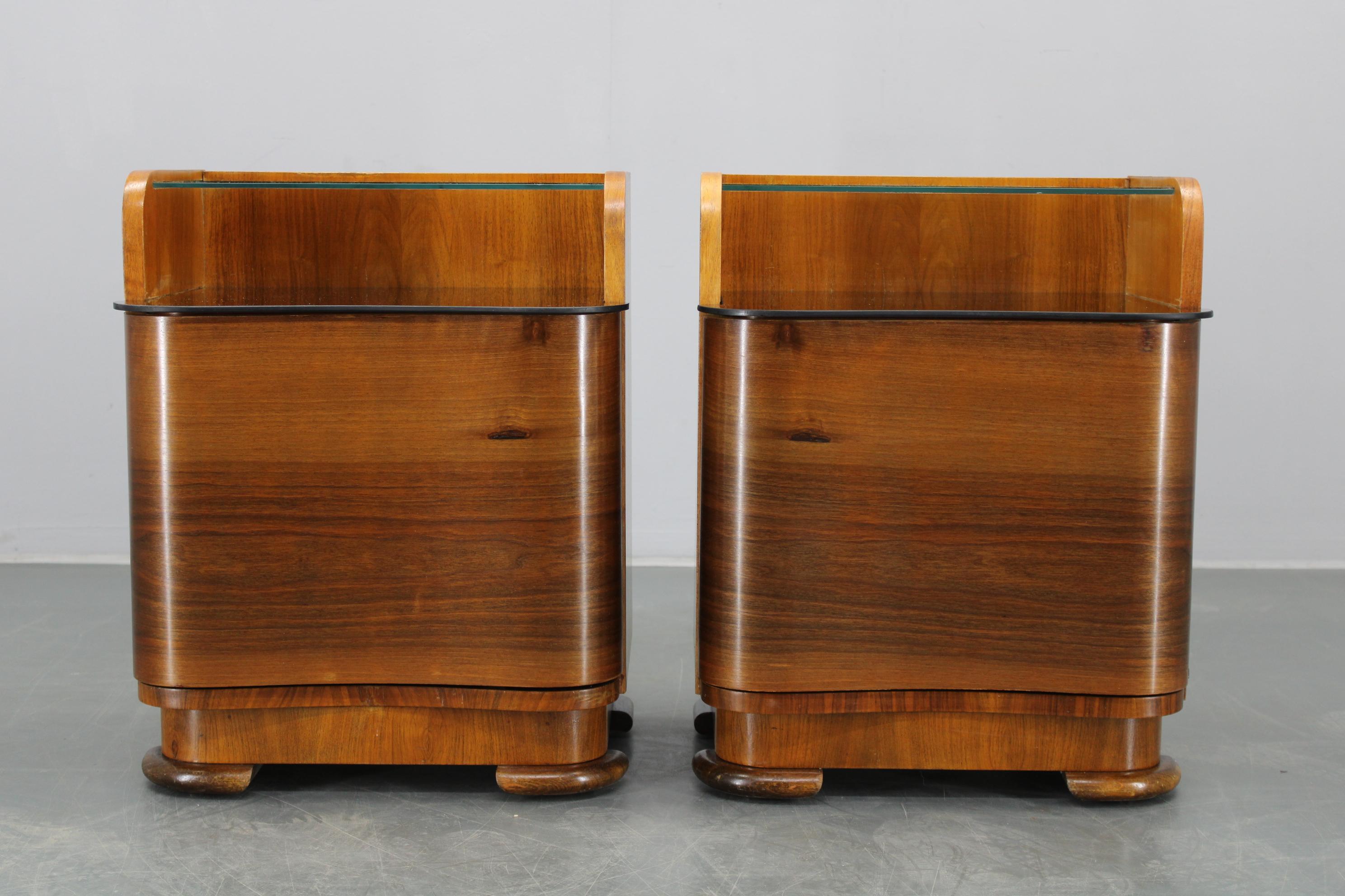 Mid-Century Modern Paire de tables de nuit en noyer, Tchécoslovaquie, années 1940 en vente