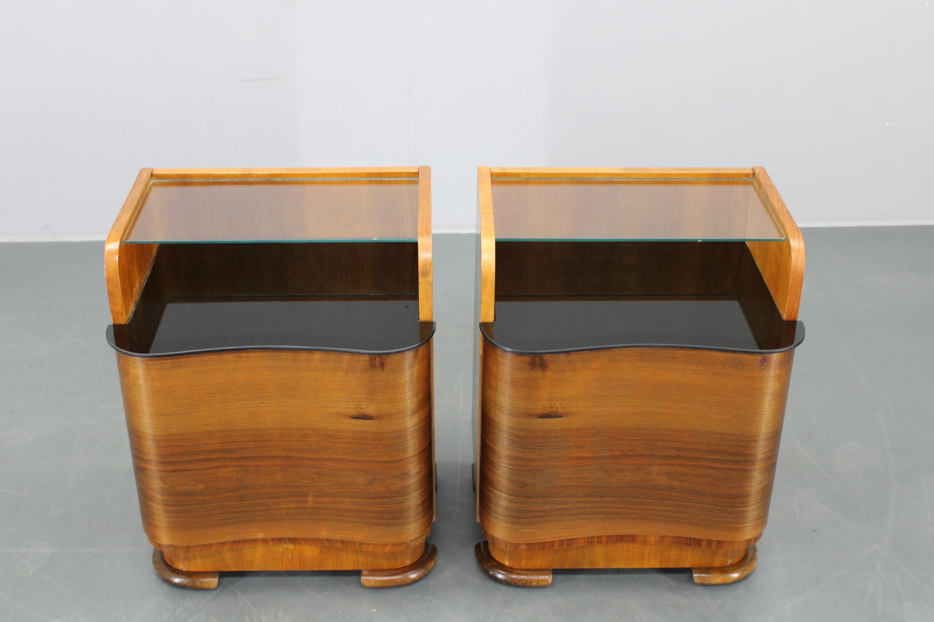 Tchèque Paire de tables de nuit en noyer, Tchécoslovaquie, années 1940 en vente