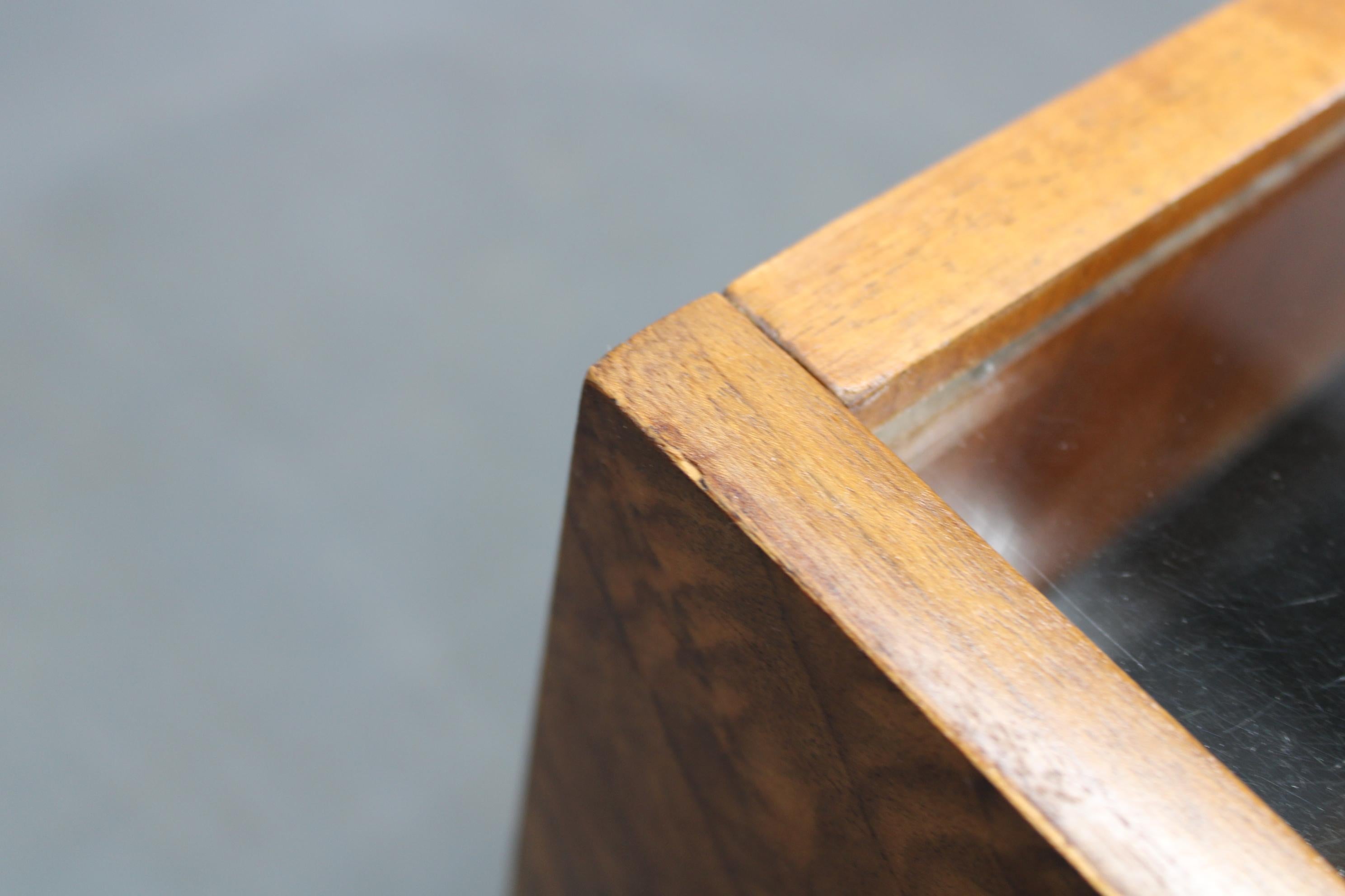 20ième siècle Paire de tables de nuit en noyer, Tchécoslovaquie, années 1940 en vente