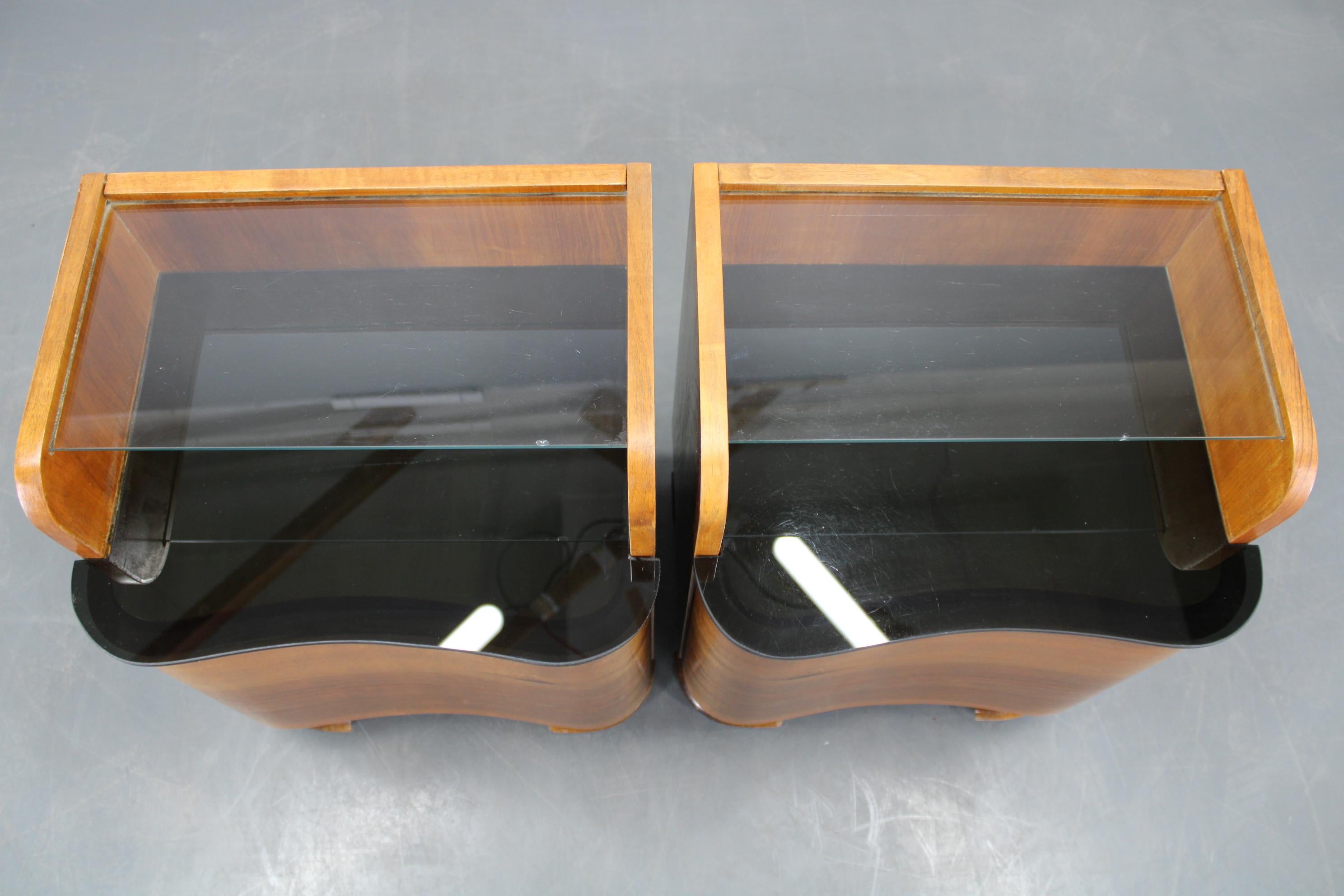 Paire de tables de nuit en noyer, Tchécoslovaquie, années 1940 en vente 2