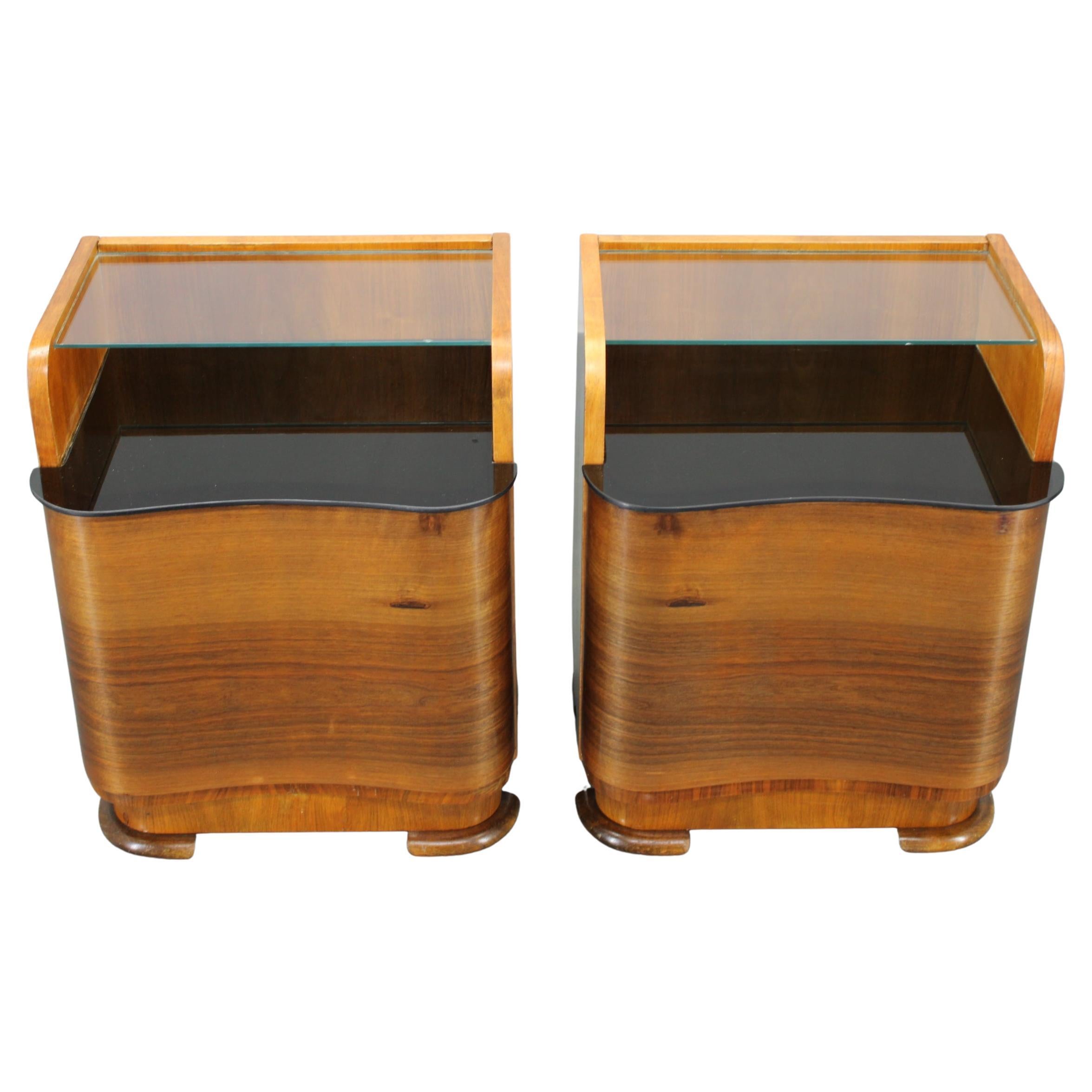 Paire de tables de nuit en noyer, Tchécoslovaquie, années 1940 en vente