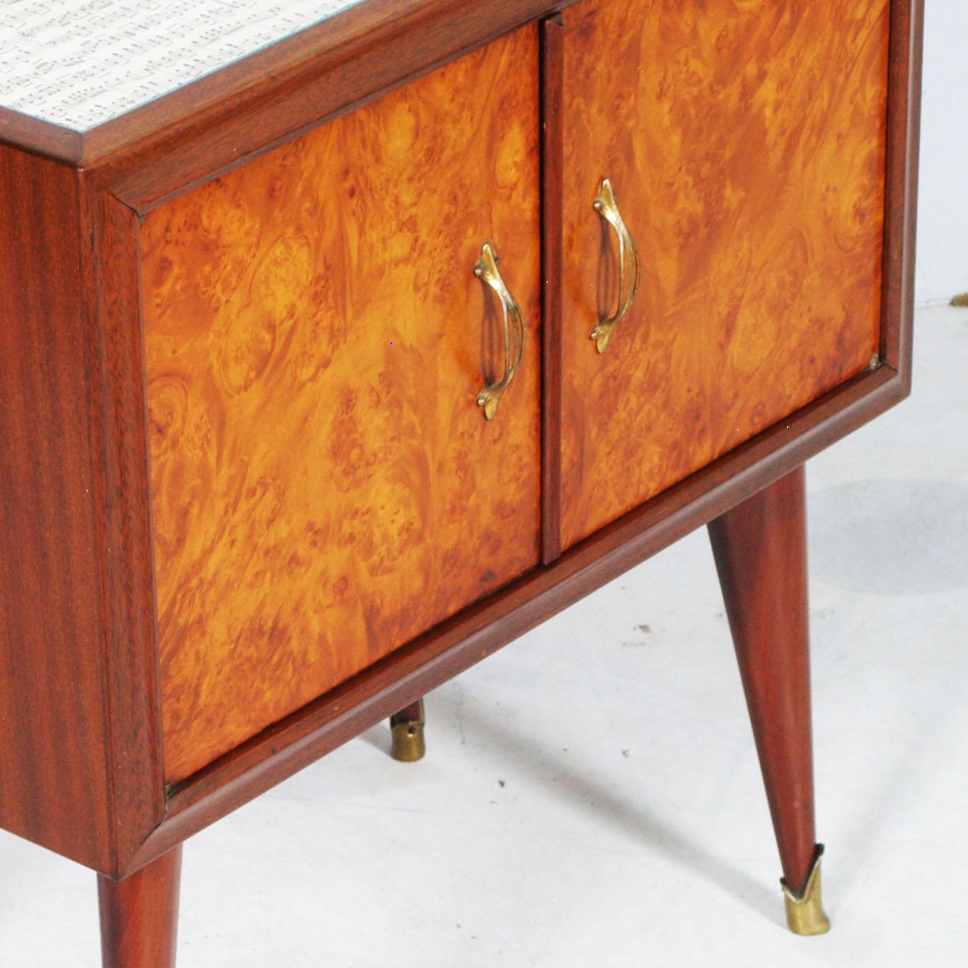 1940s Pair of Nightstands Paolo Buffa Attributed, Mahogany and Elm Burl Veneered In Good Condition For Sale In Vigonza, Padua