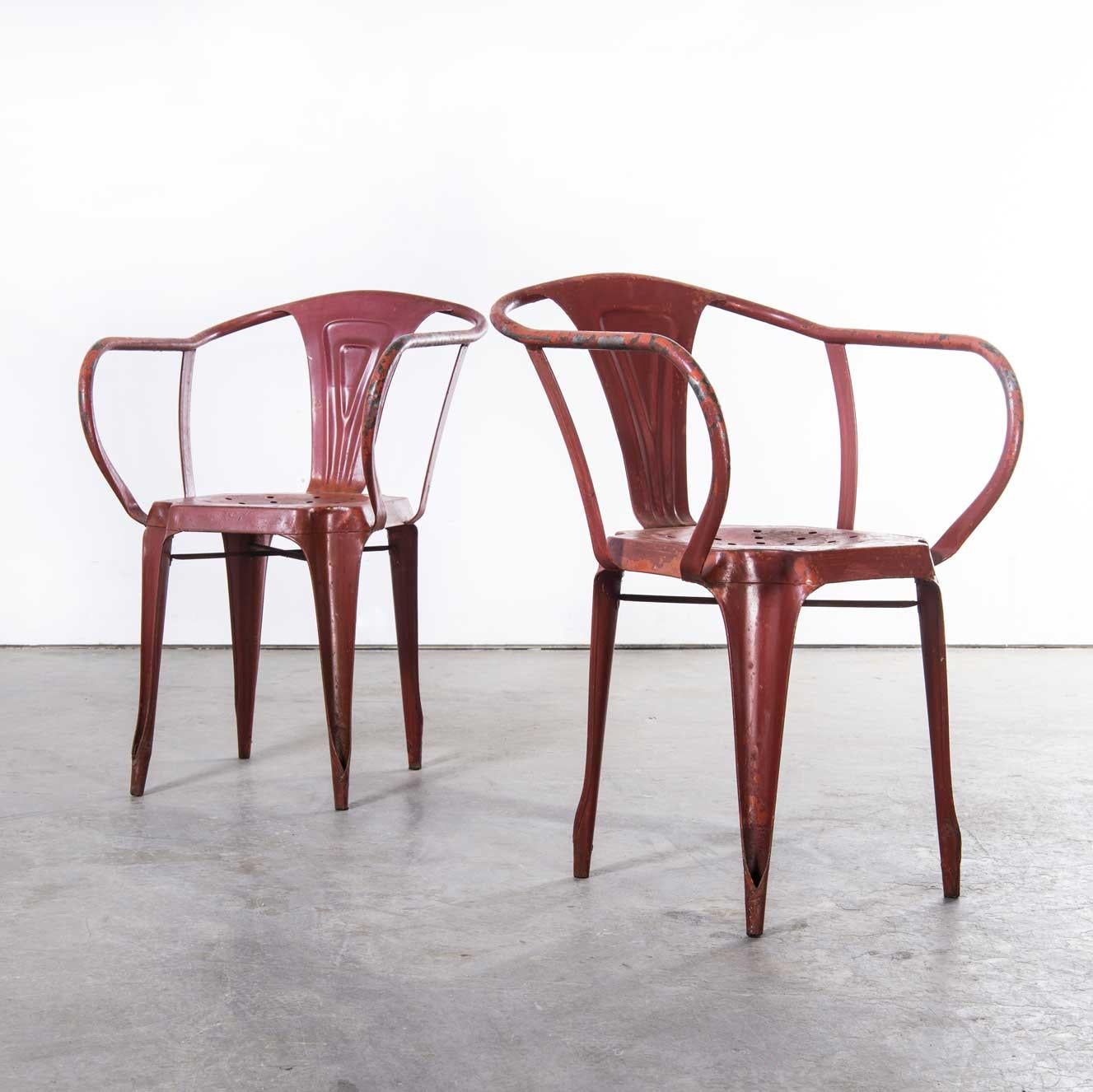 1940's Paar original französische Multipl's Sessel
1940's Pair of Original French Multipl's Armchairs. Entworfen von Joseph Mathieu und hergestellt bei Pierre Benite in Lyon. Diese Stühle sind ein ikonischer Teil der französischen