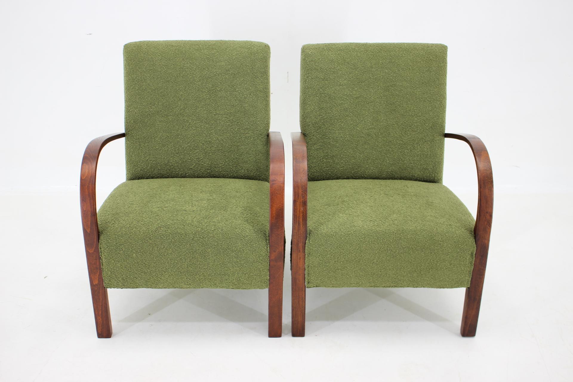 1940s Pair of Restored  Art Deco Armchairs in Boucle, Czechoslovakia In Good Condition For Sale In Praha, CZ