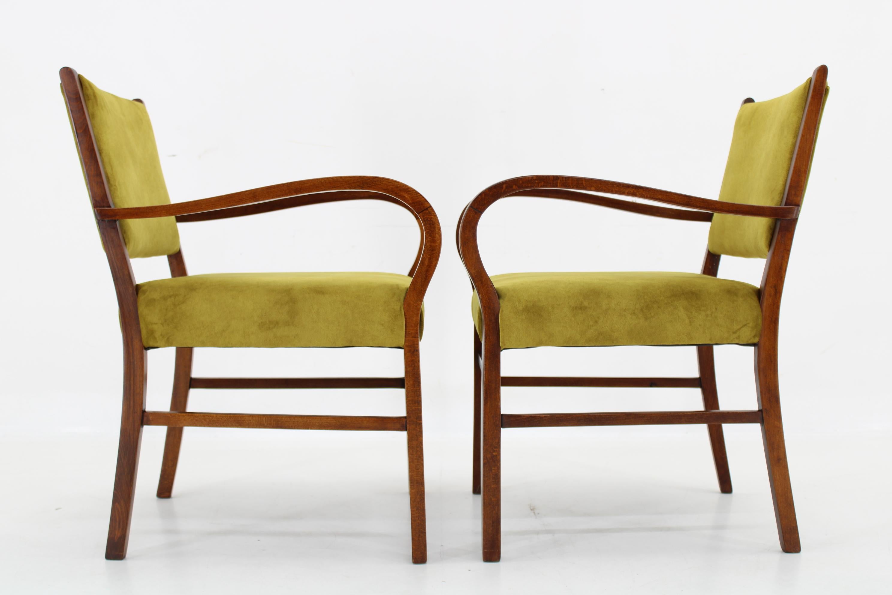 Ein Paar restaurierte Art-Déco-Sessel aus Buche, Tschechoslowakei, 1940er Jahre im Angebot 4