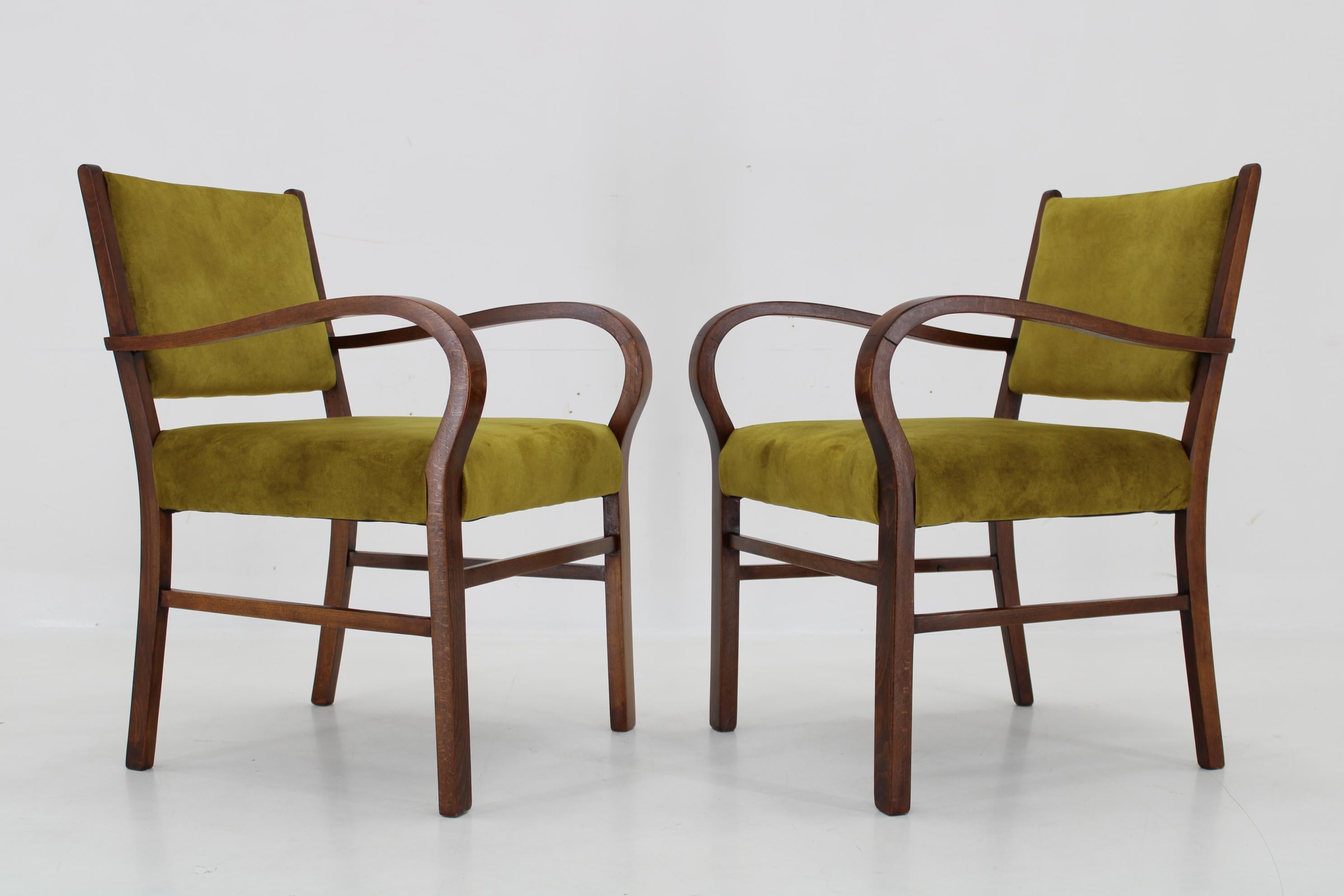  - Newly upholstered 
- Carefully refurbished 
-  armrests 65 cm