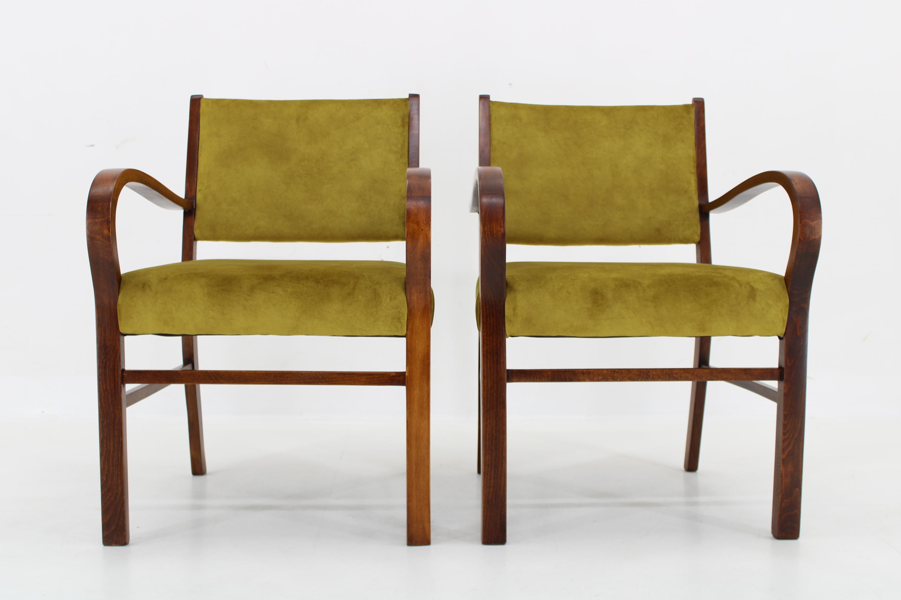 Art déco Paire de fauteuils Art Déco en hêtre restaurés, Tchécoslovaquie, années 1940 en vente