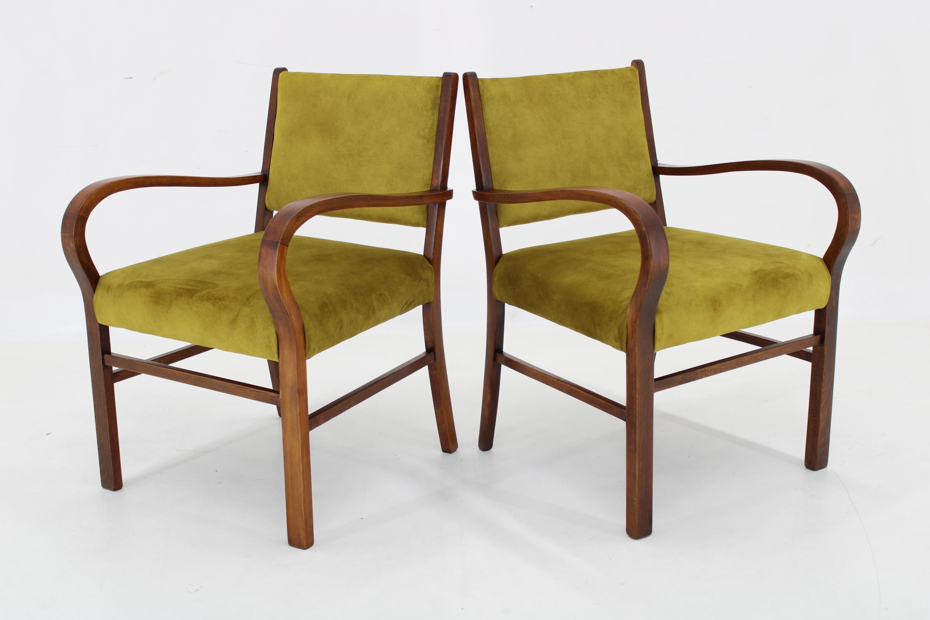 Milieu du XXe siècle Paire de fauteuils Art Déco en hêtre restaurés, Tchécoslovaquie, années 1940 en vente