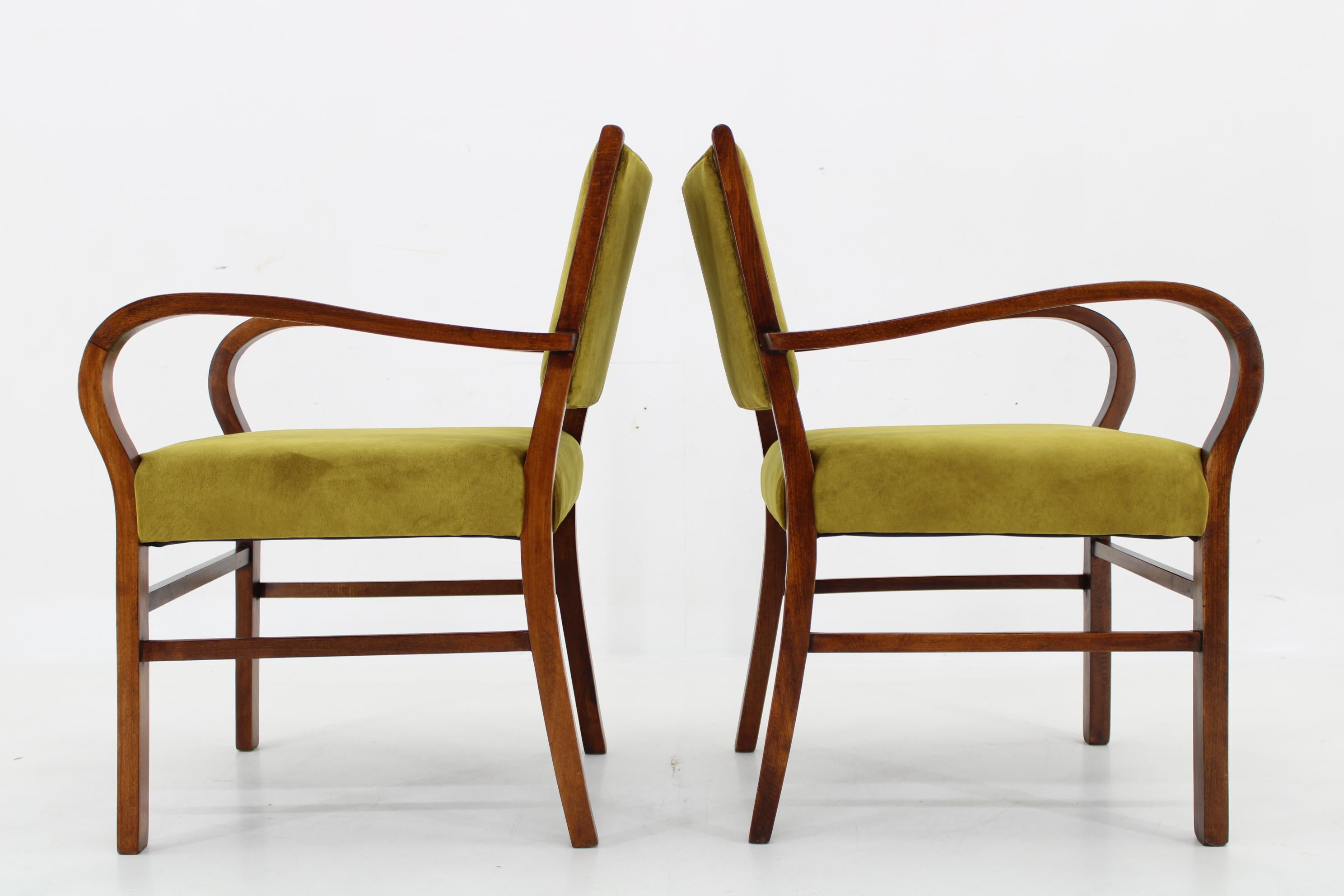 Tissu Paire de fauteuils Art Déco en hêtre restaurés, Tchécoslovaquie, années 1940 en vente