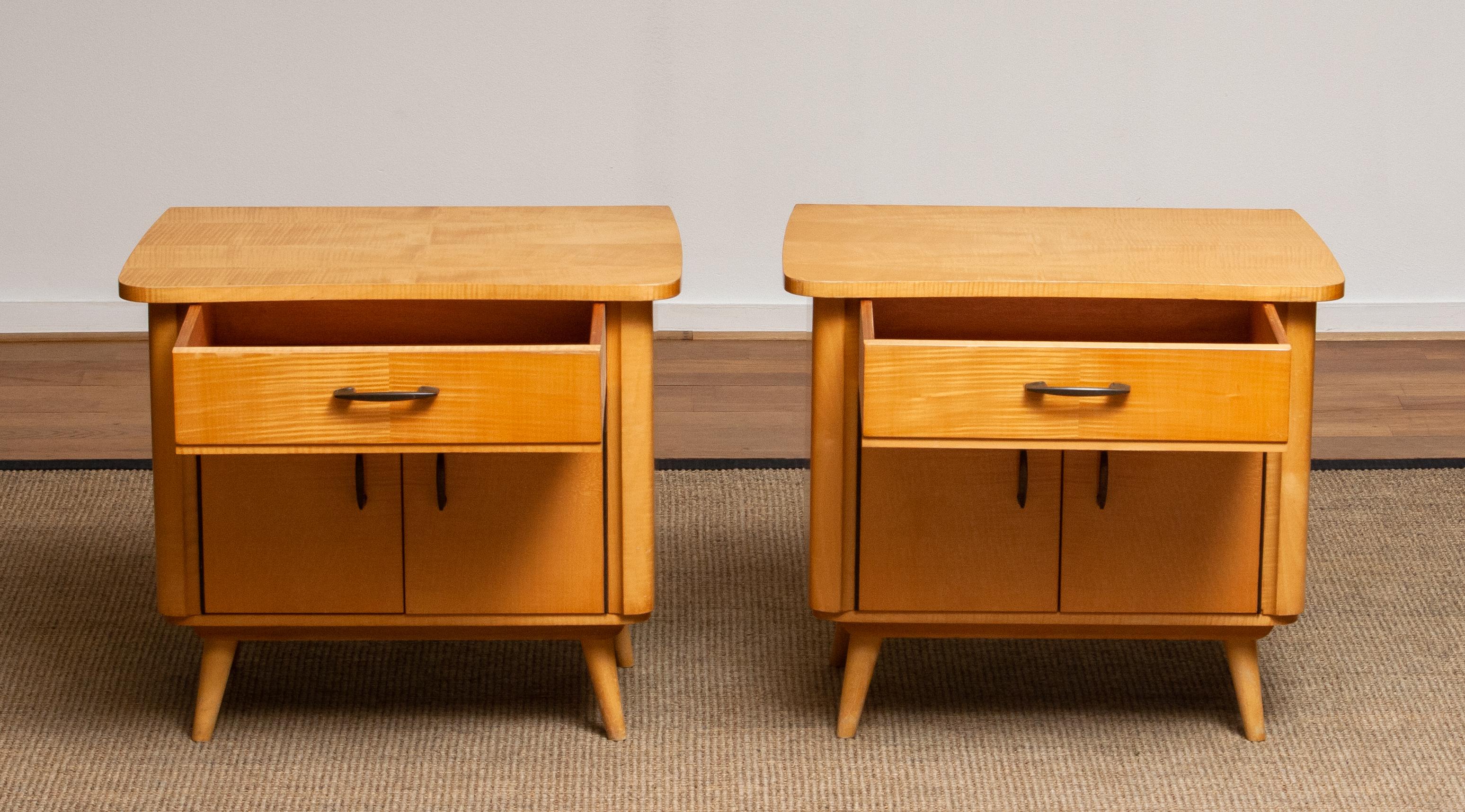 Mid-20th Century 1940s Pair of Scandinavian Nightstands or Bedside Tables in Elm