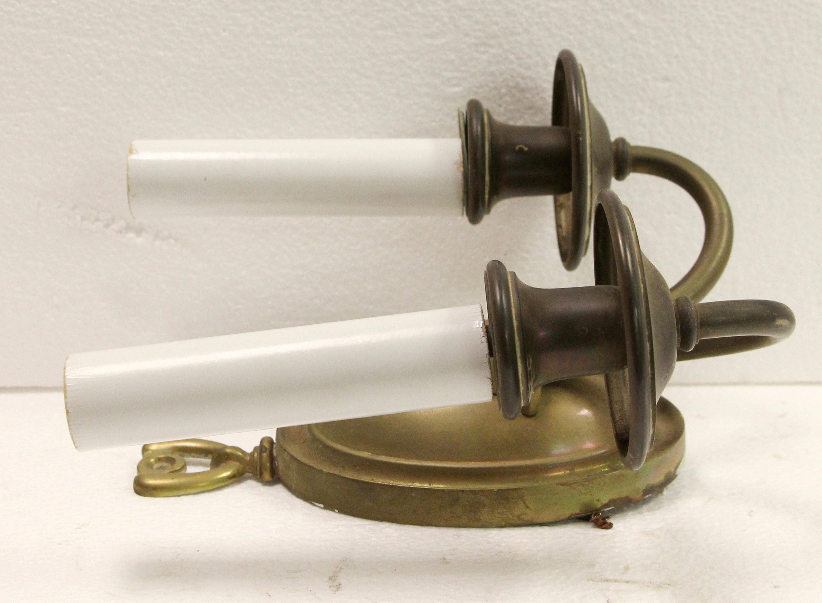 1940s Pair of Traditional Antique Brass Two Arm Wall Sconces In Good Condition In New York, NY