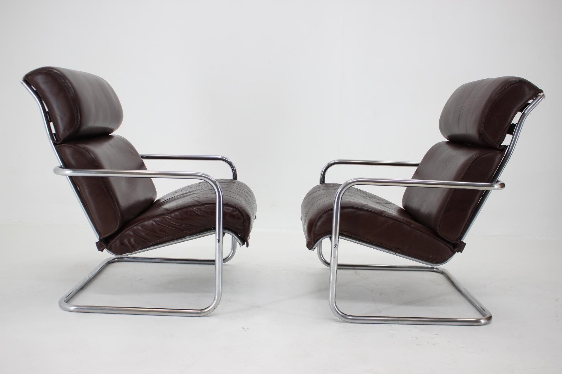 Mid-Century Modern 1940s Pair of Tubular Cantilever Leather Armchair, Czechoslovakia