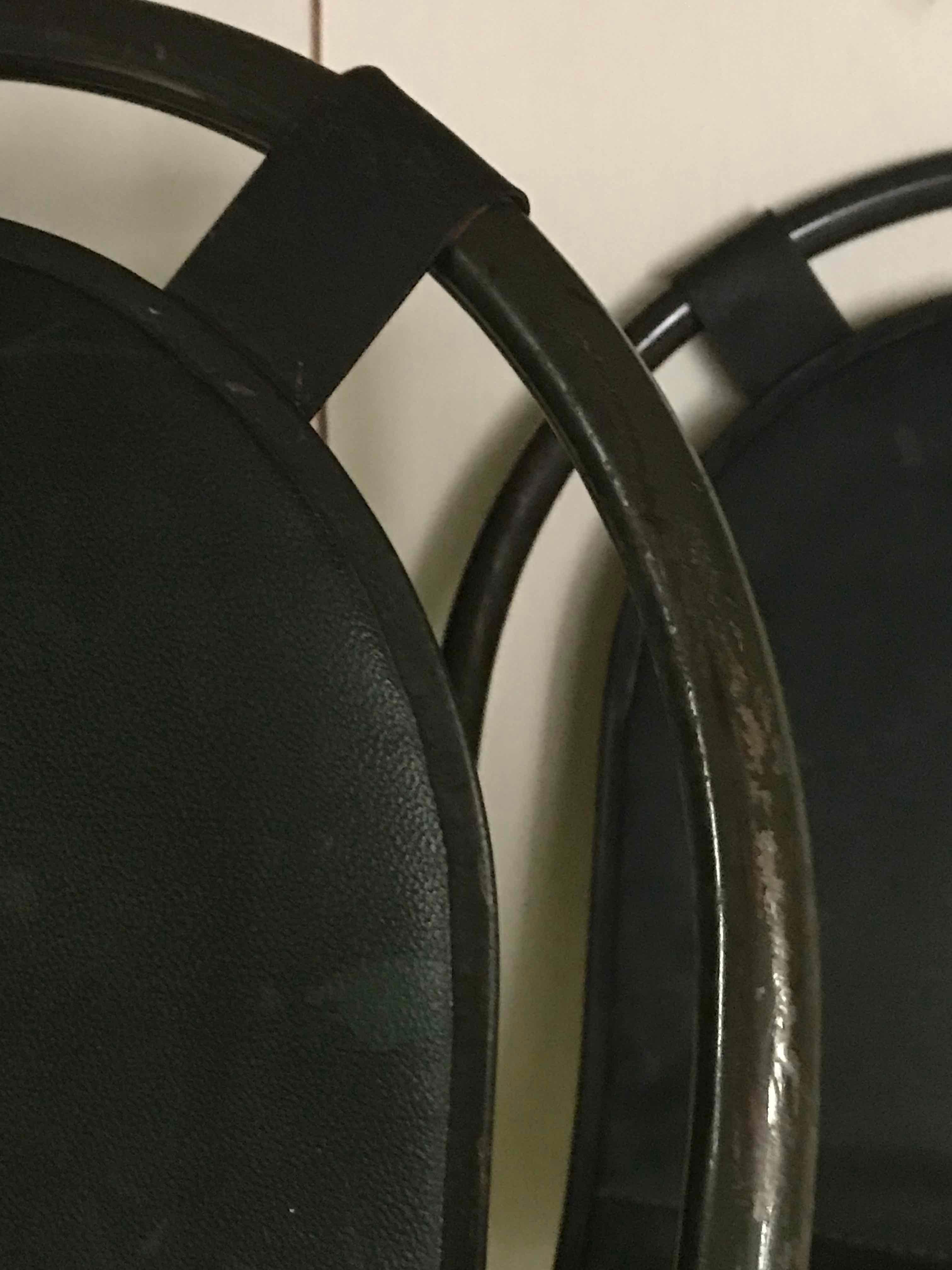 Paire de chaises anglaises uniques à dossier en arc de cercle en métal des années 1940 en vente 6