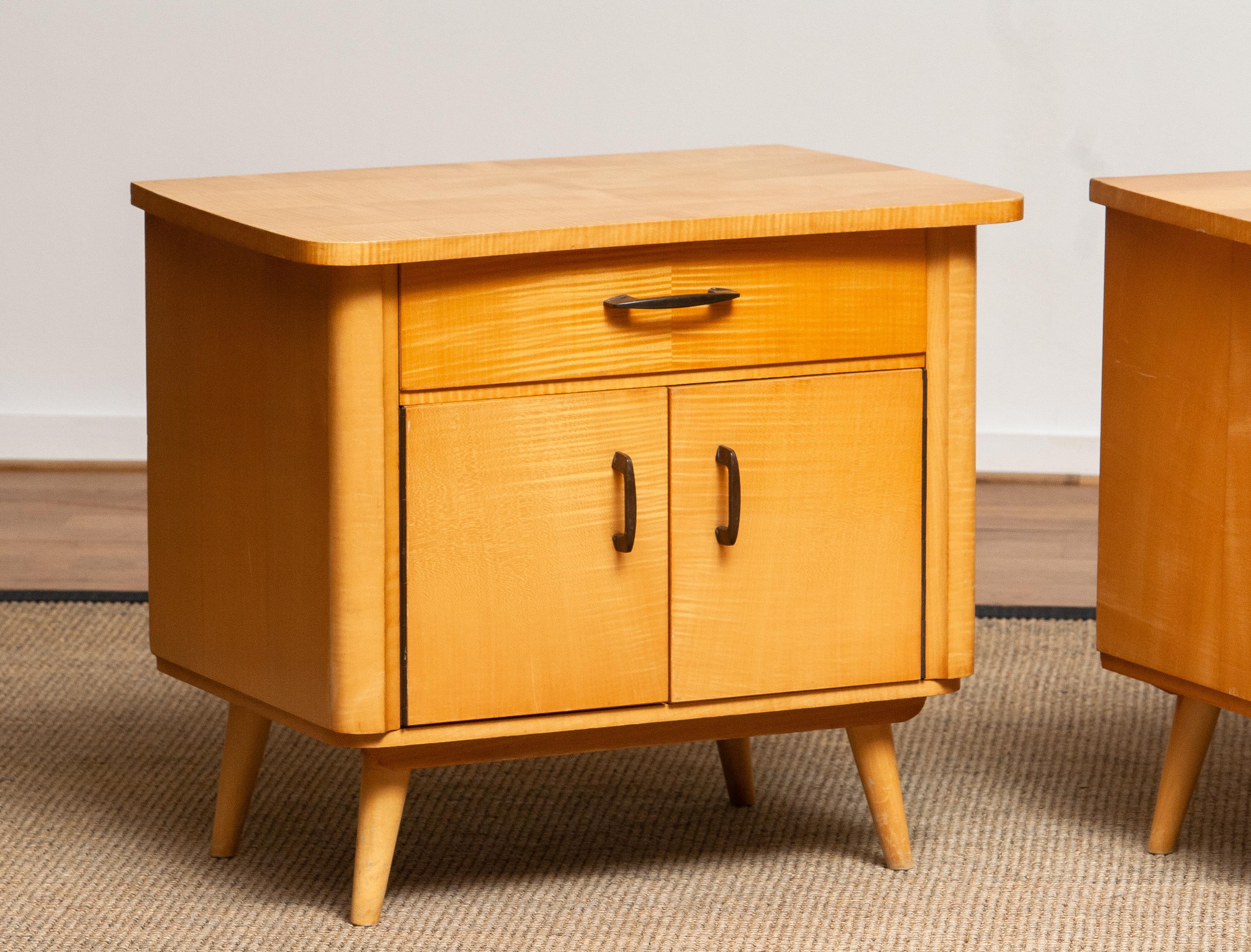 1940s Pair of Scandinavian Nightstands or Bedside Tables in Elm 1