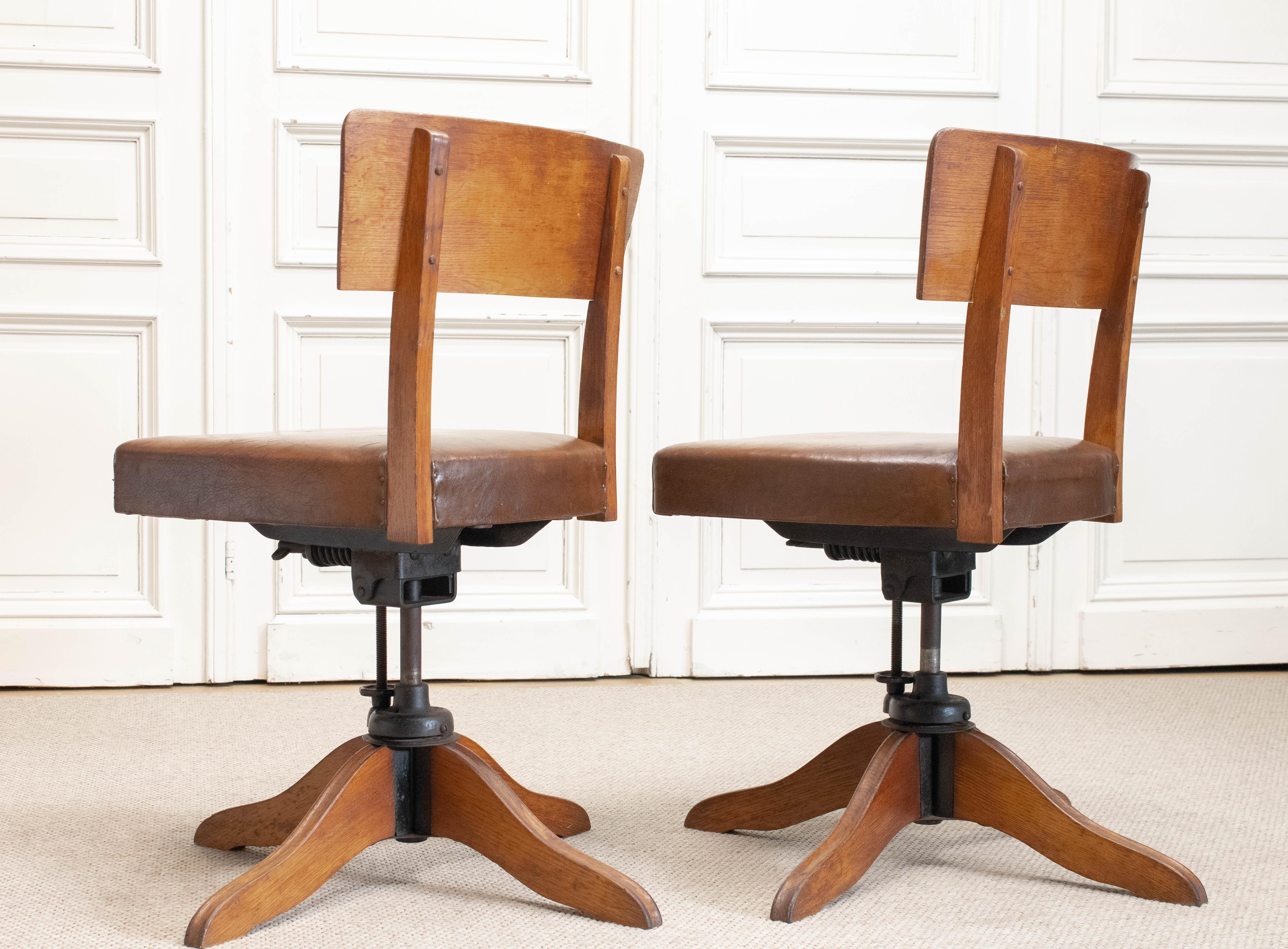 1940s, Paire de chaises de bureau réglables suédoises en Oak avec sièges en cuir par SMV en vente 3