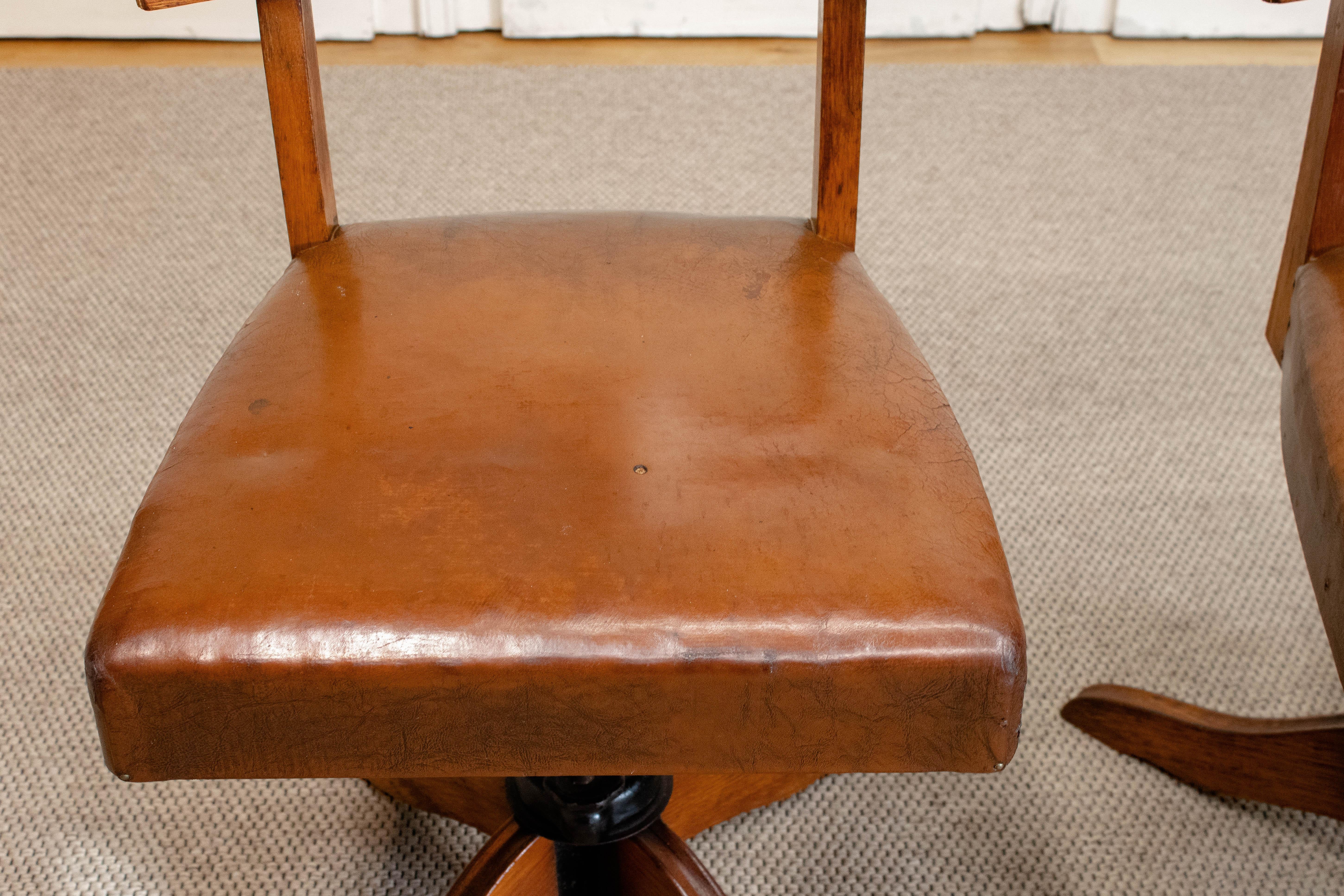 1940s, Paire de chaises de bureau réglables suédoises en Oak avec sièges en cuir par SMV en vente 4