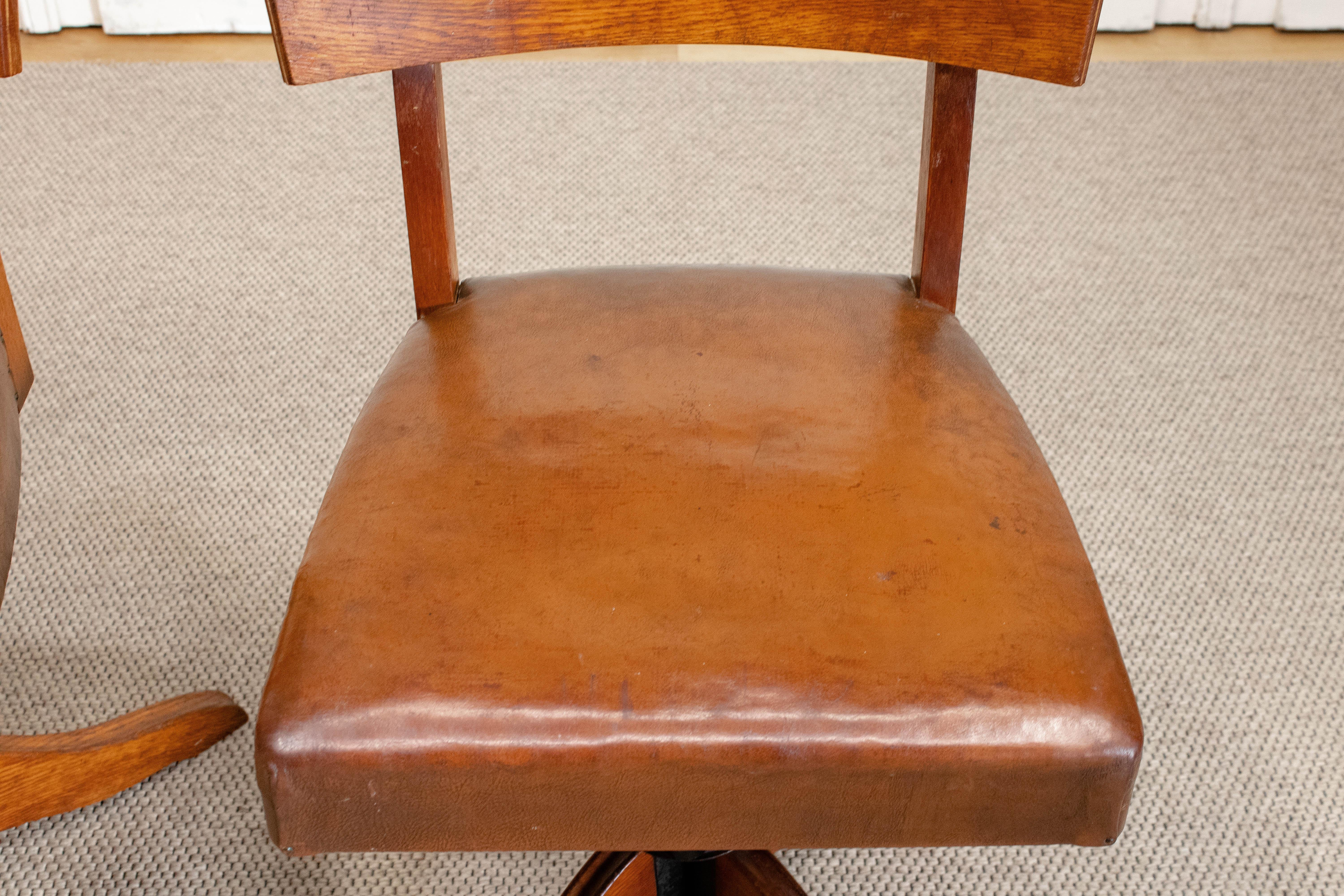 1940s, Paire de chaises de bureau réglables suédoises en Oak avec sièges en cuir par SMV en vente 5