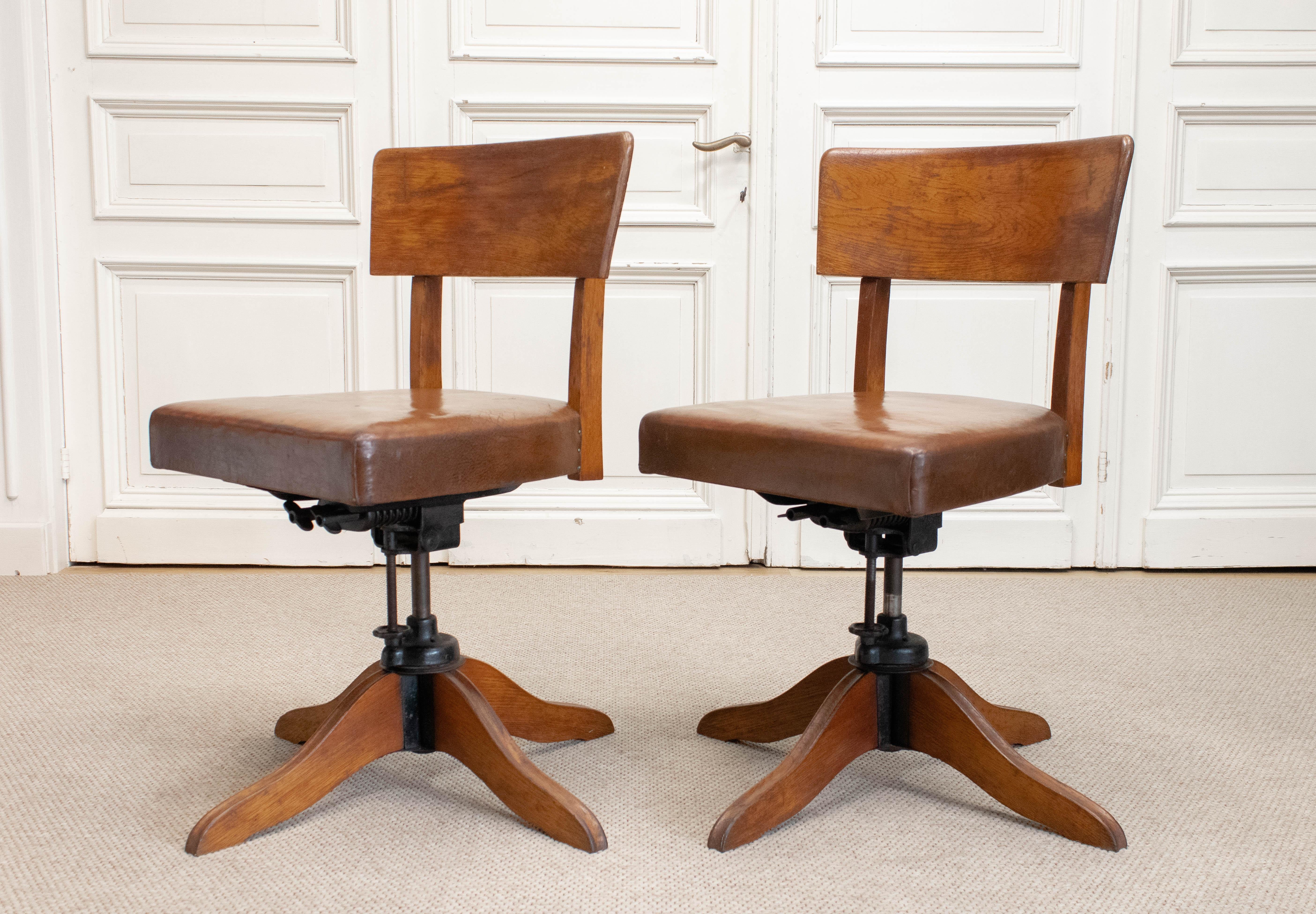 Industriel 1940s, Paire de chaises de bureau réglables suédoises en Oak avec sièges en cuir par SMV en vente