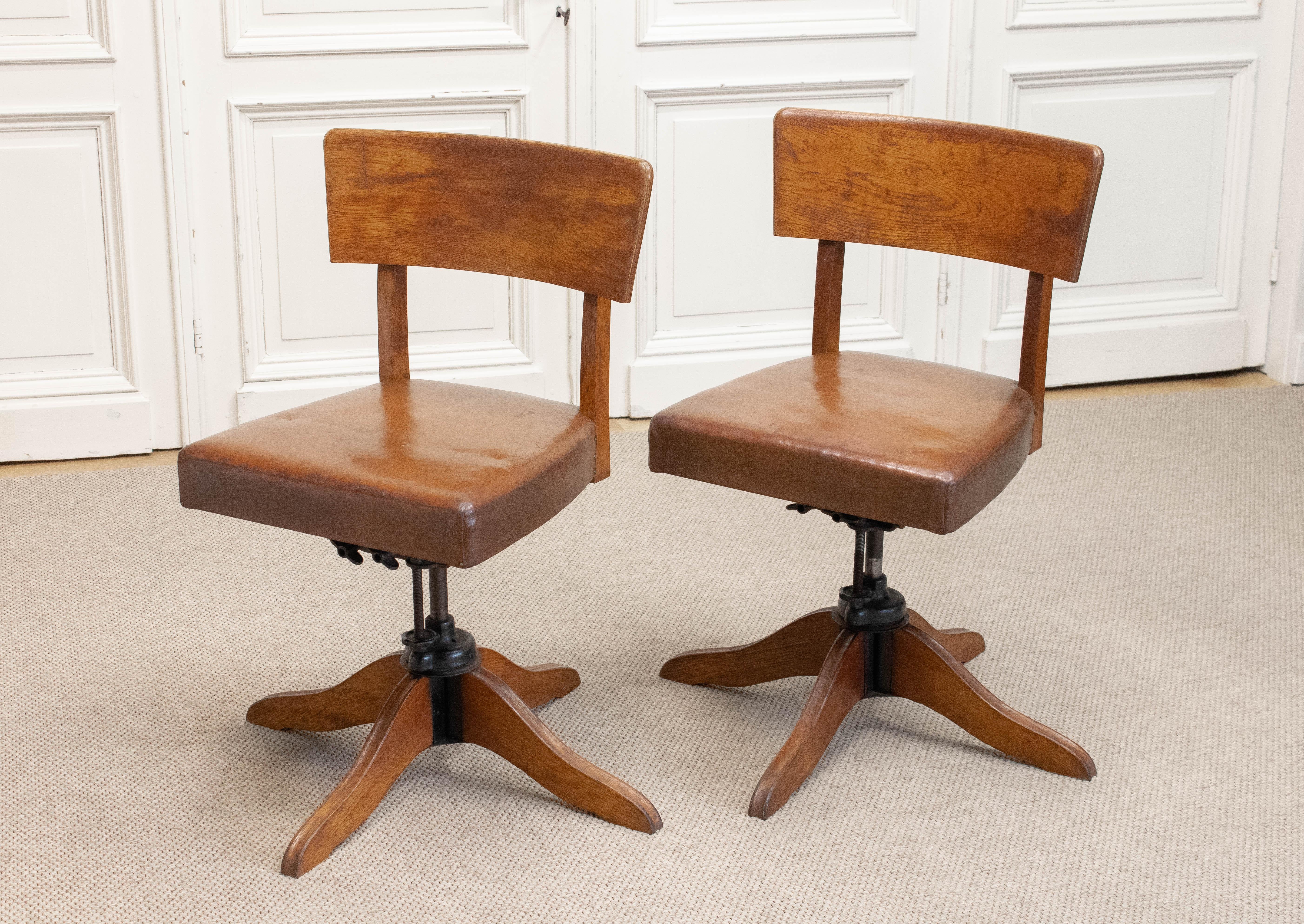 Suédois 1940s, Paire de chaises de bureau réglables suédoises en Oak avec sièges en cuir par SMV en vente
