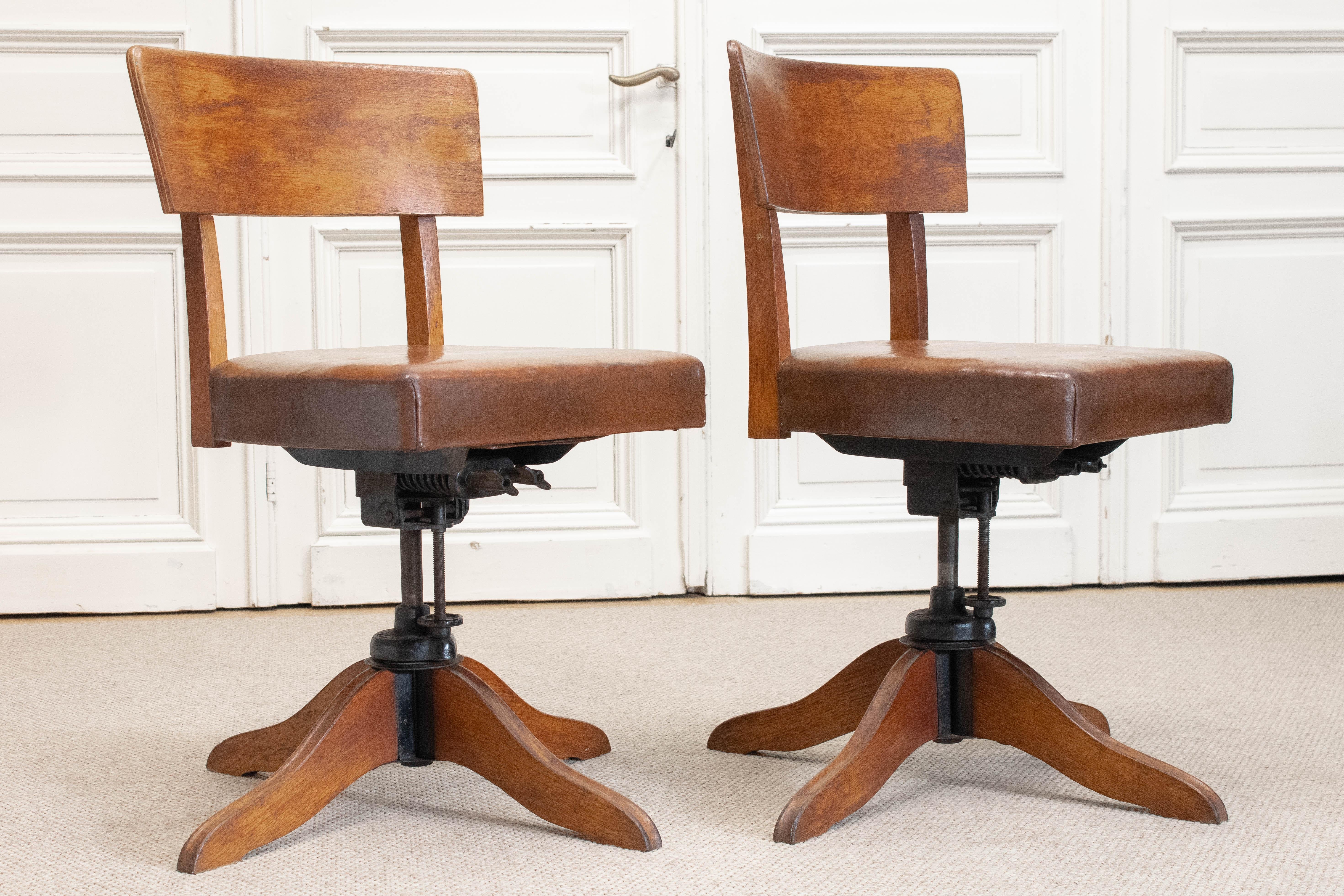 1940s, Paire de chaises de bureau réglables suédoises en Oak avec sièges en cuir par SMV Bon état - En vente à Silvolde, Gelderland
